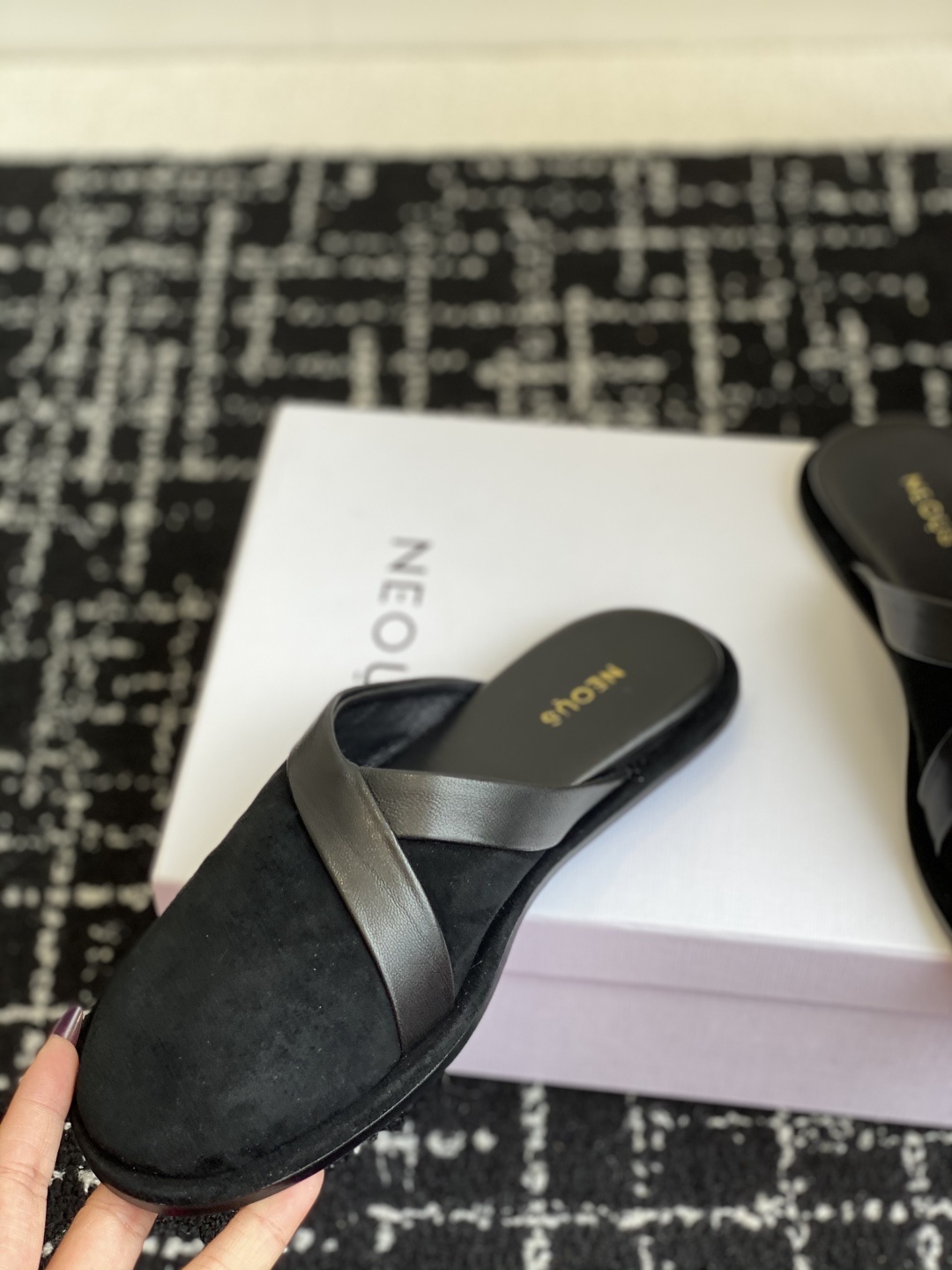 代购级
NEOUS 25ss 来自英国的小众品牌又一款 圆头拖鞋
小众伦敦鞋履品牌Neous虽然不及