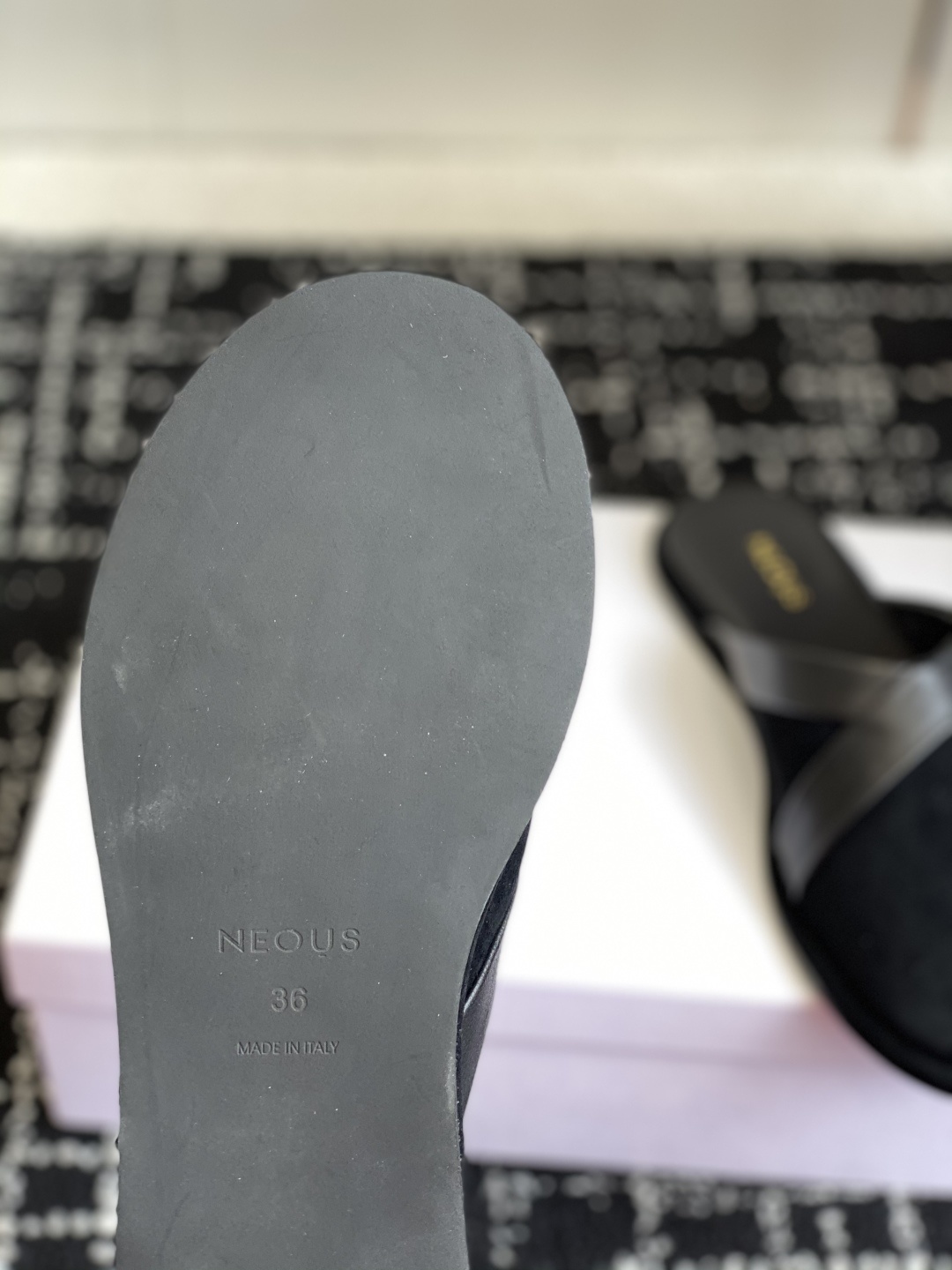 代购级
NEOUS 25ss 来自英国的小众品牌又一款 圆头拖鞋
小众伦敦鞋履品牌Neous虽然不及