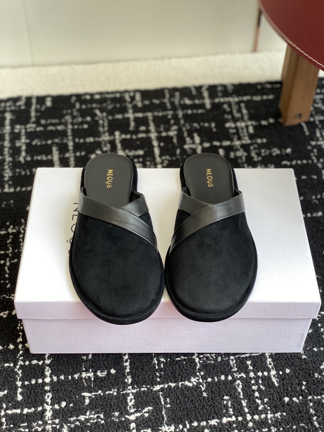代购级
NEOUS 25ss 来自英国的小众品牌又一款 圆头拖鞋
小众伦敦鞋履品牌Neous虽然不及