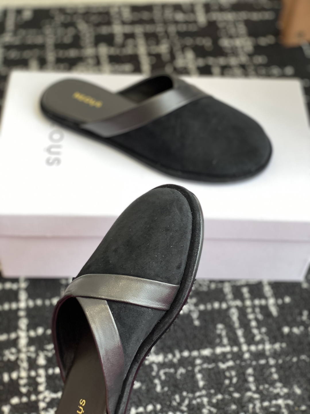 代购级
NEOUS 25ss 来自英国的小众品牌又一款 圆头拖鞋
小众伦敦鞋履品牌Neous虽然不及