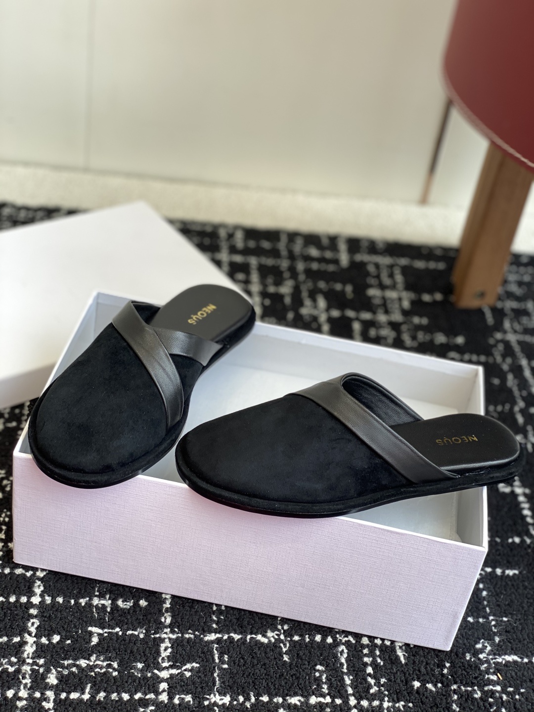 代购级
NEOUS 25ss 来自英国的小众品牌又一款 圆头拖鞋
小众伦敦鞋履品牌Neous虽然不及