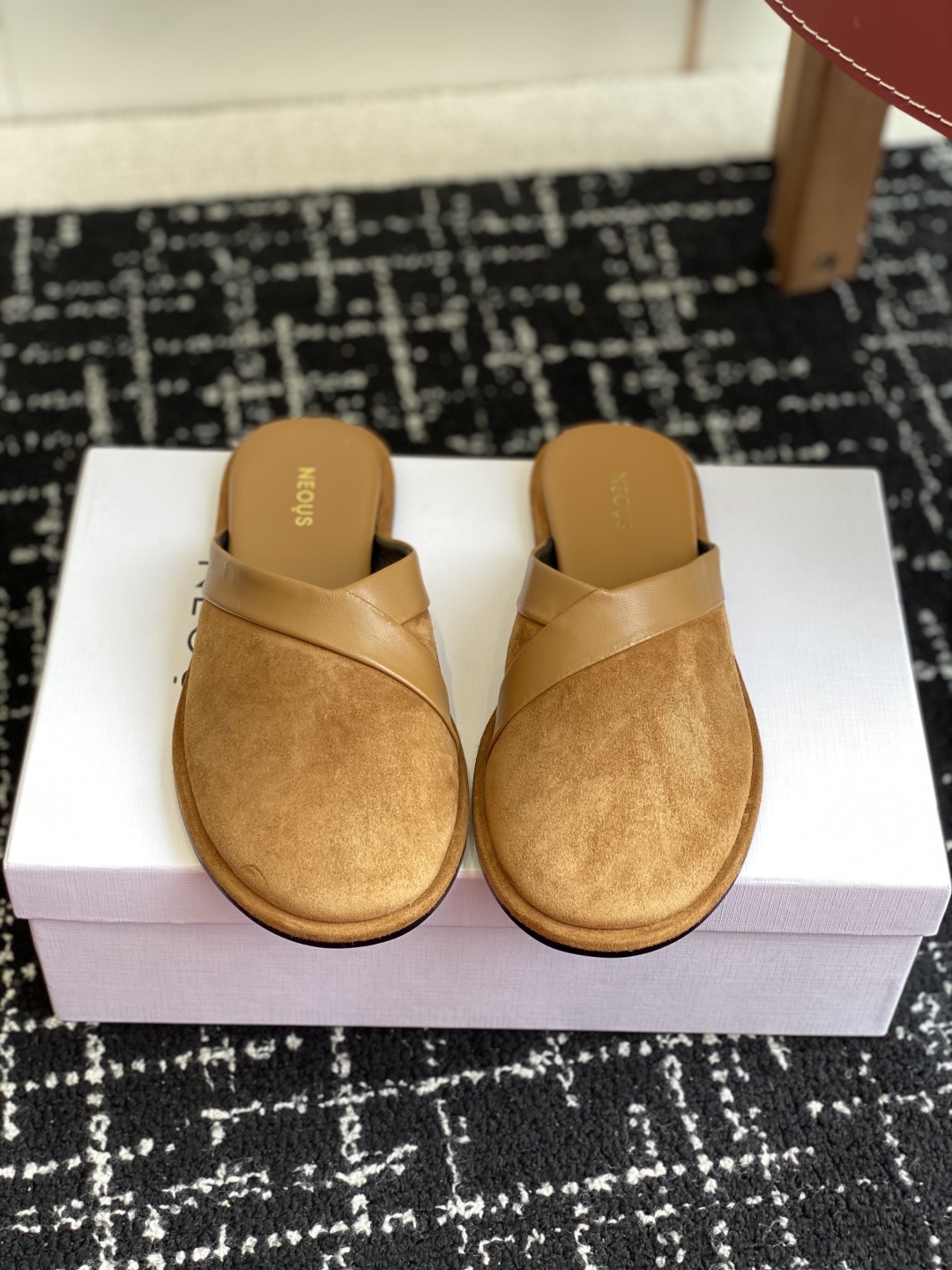 代购级
NEOUS 25ss 来自英国的小众品牌又一款 圆头拖鞋
小众伦敦鞋履品牌Neous虽然不及