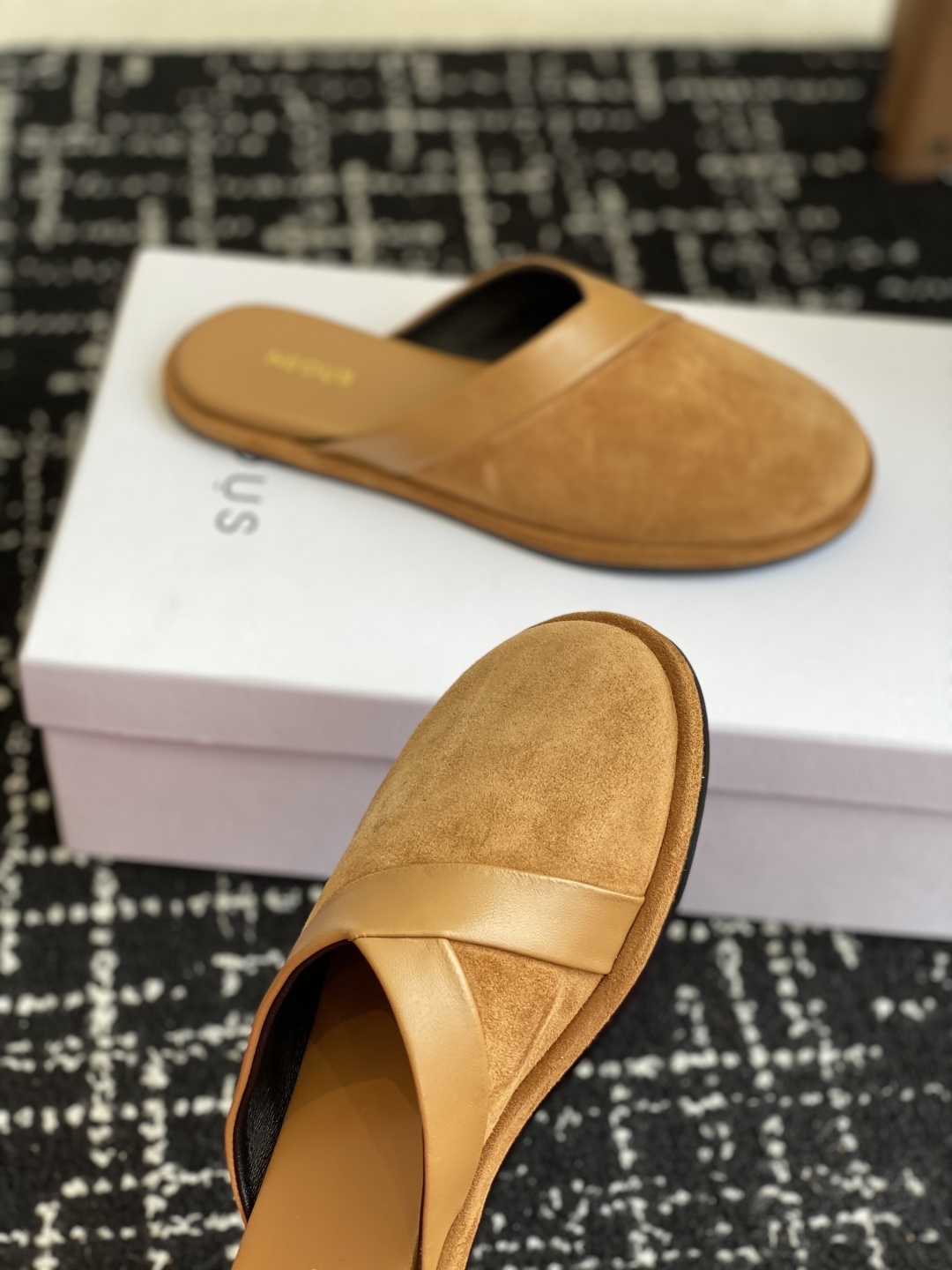 代购级
NEOUS 25ss 来自英国的小众品牌又一款 圆头拖鞋
小众伦敦鞋履品牌Neous虽然不及