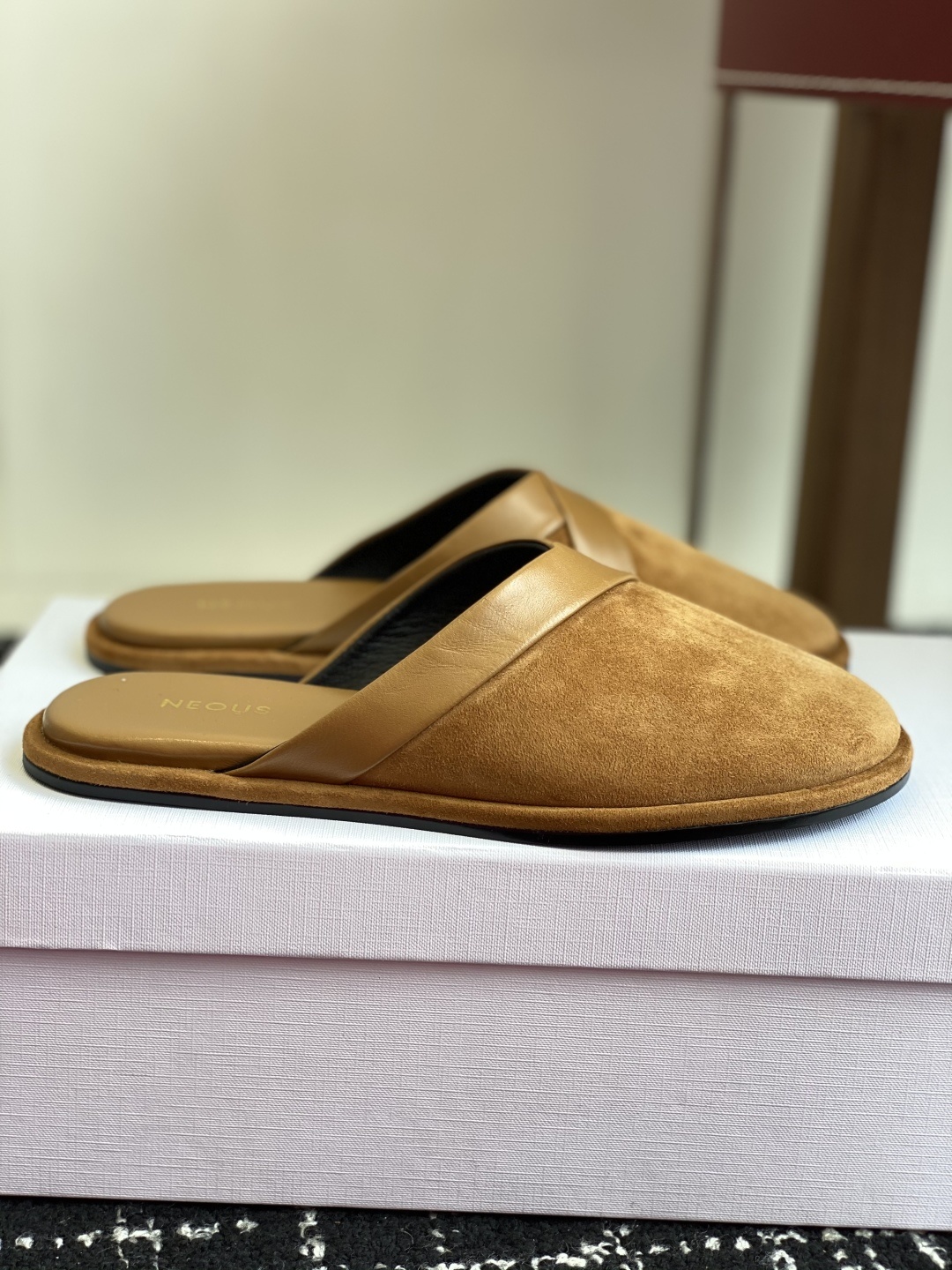代购级
NEOUS 25ss 来自英国的小众品牌又一款 圆头拖鞋
小众伦敦鞋履品牌Neous虽然不及