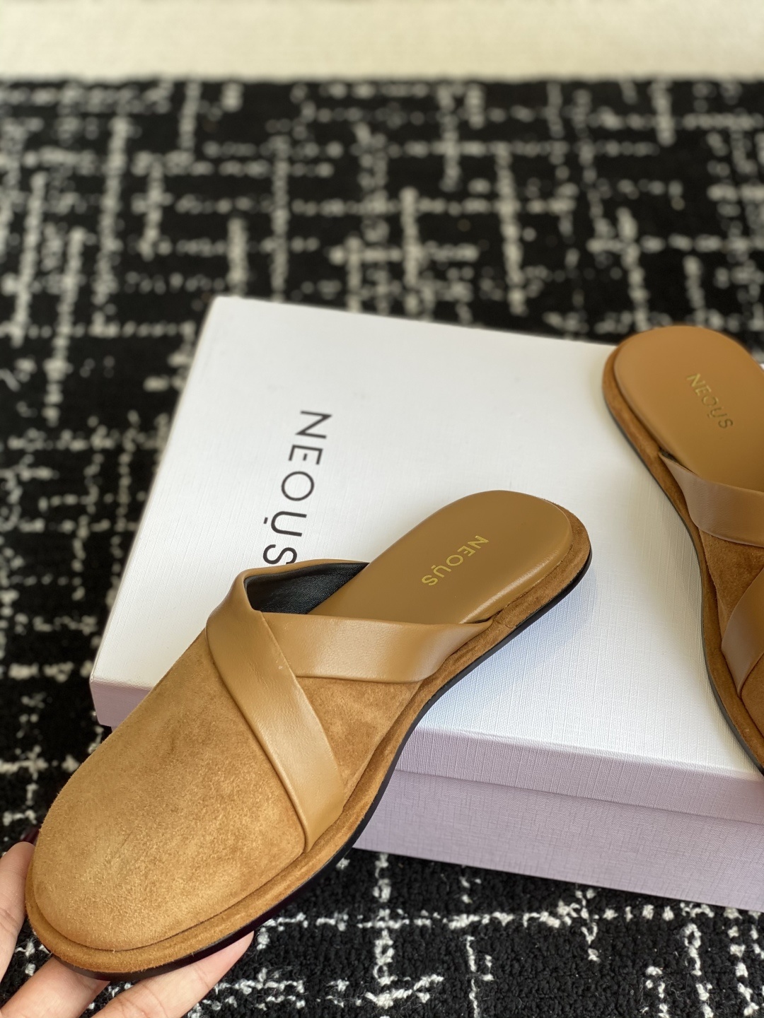 代购级
NEOUS 25ss 来自英国的小众品牌又一款 圆头拖鞋
小众伦敦鞋履品牌Neous虽然不及