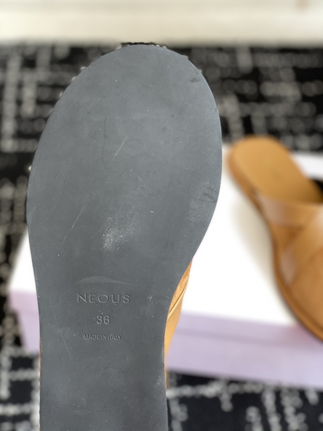 代购级
NEOUS 25ss 来自英国的小众品牌又一款 圆头拖鞋
小众伦敦鞋履品牌Neous虽然不及