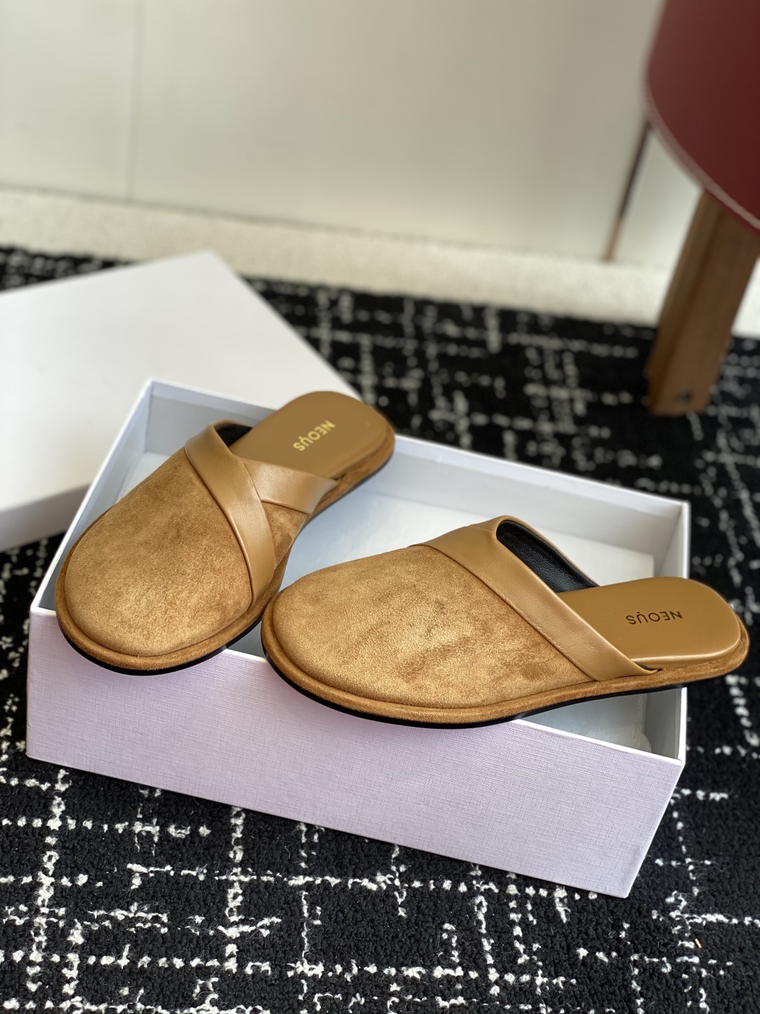 代购级
NEOUS 25ss 来自英国的小众品牌又一款 圆头拖鞋
小众伦敦鞋履品牌Neous虽然不及