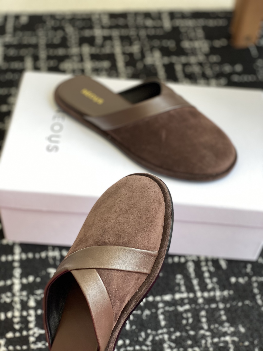 代购级
NEOUS 25ss 来自英国的小众品牌又一款 圆头拖鞋
小众伦敦鞋履品牌Neous虽然不及