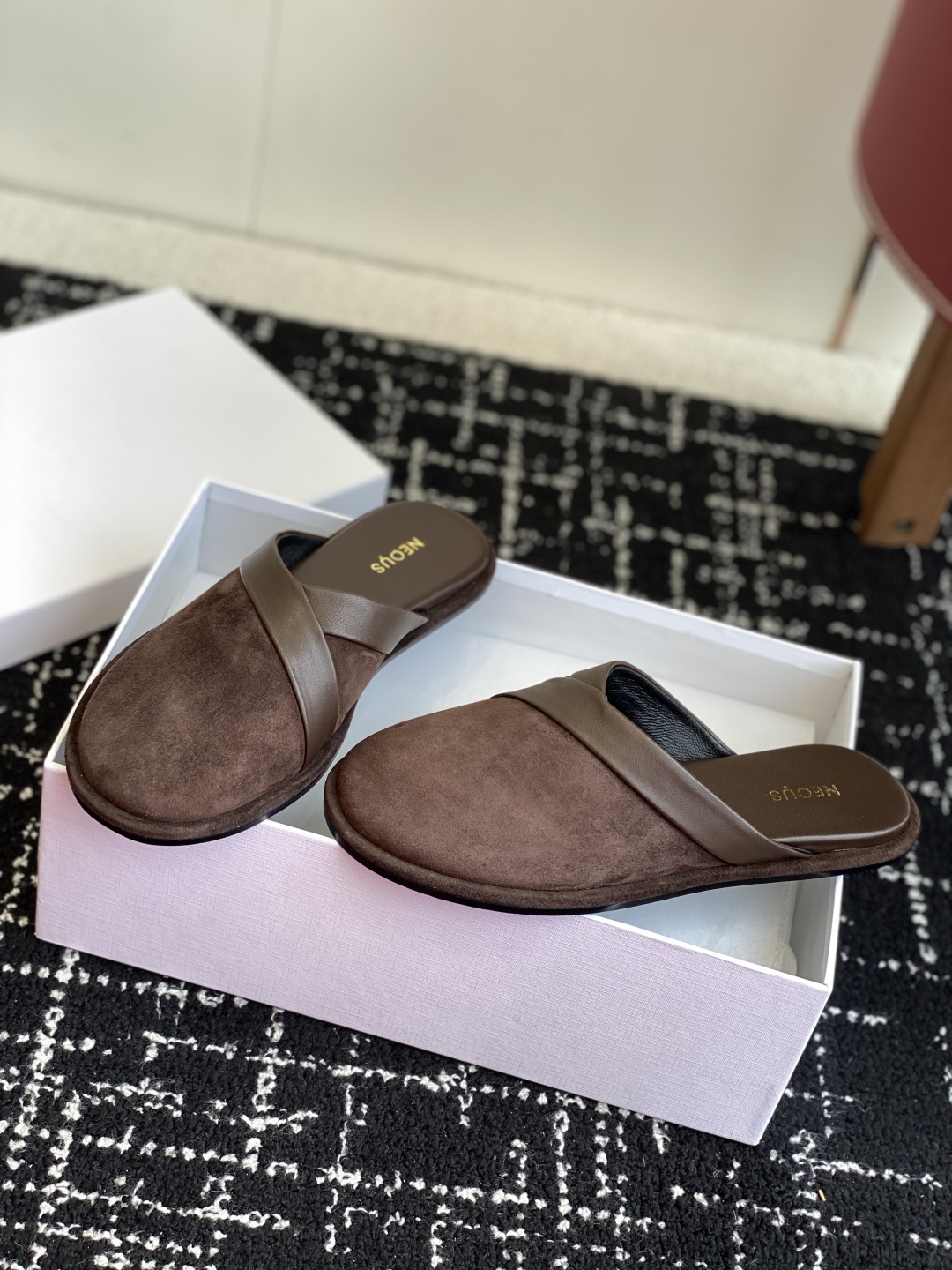 代购级
NEOUS 25ss 来自英国的小众品牌又一款 圆头拖鞋
小众伦敦鞋履品牌Neous虽然不及