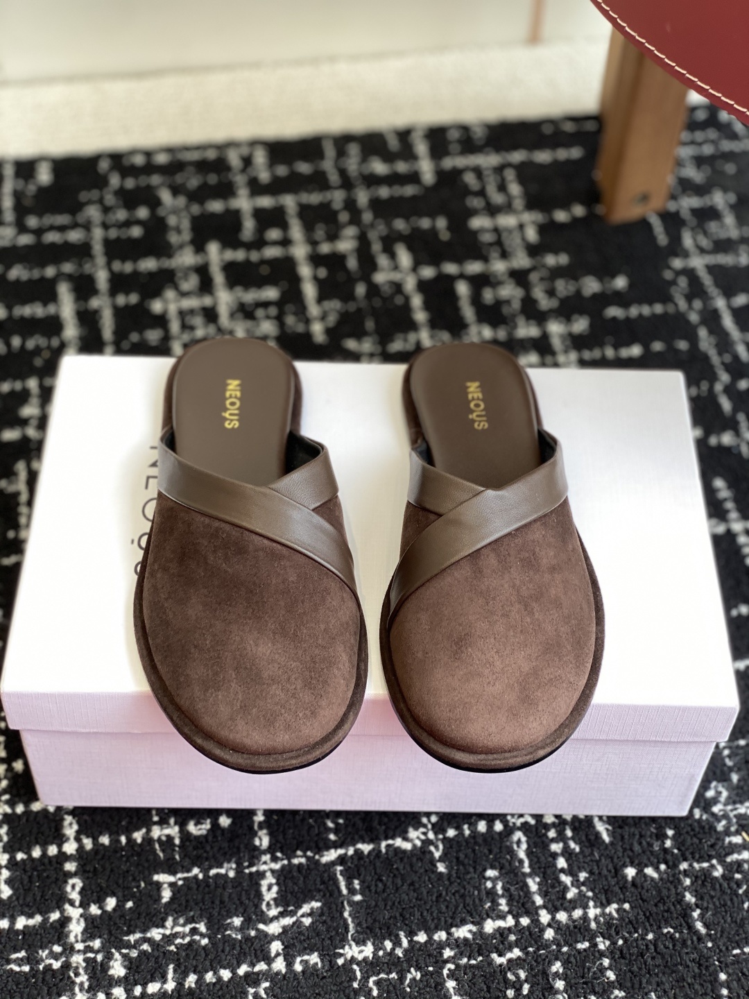 代购级
NEOUS 25ss 来自英国的小众品牌又一款 圆头拖鞋
小众伦敦鞋履品牌Neous虽然不及