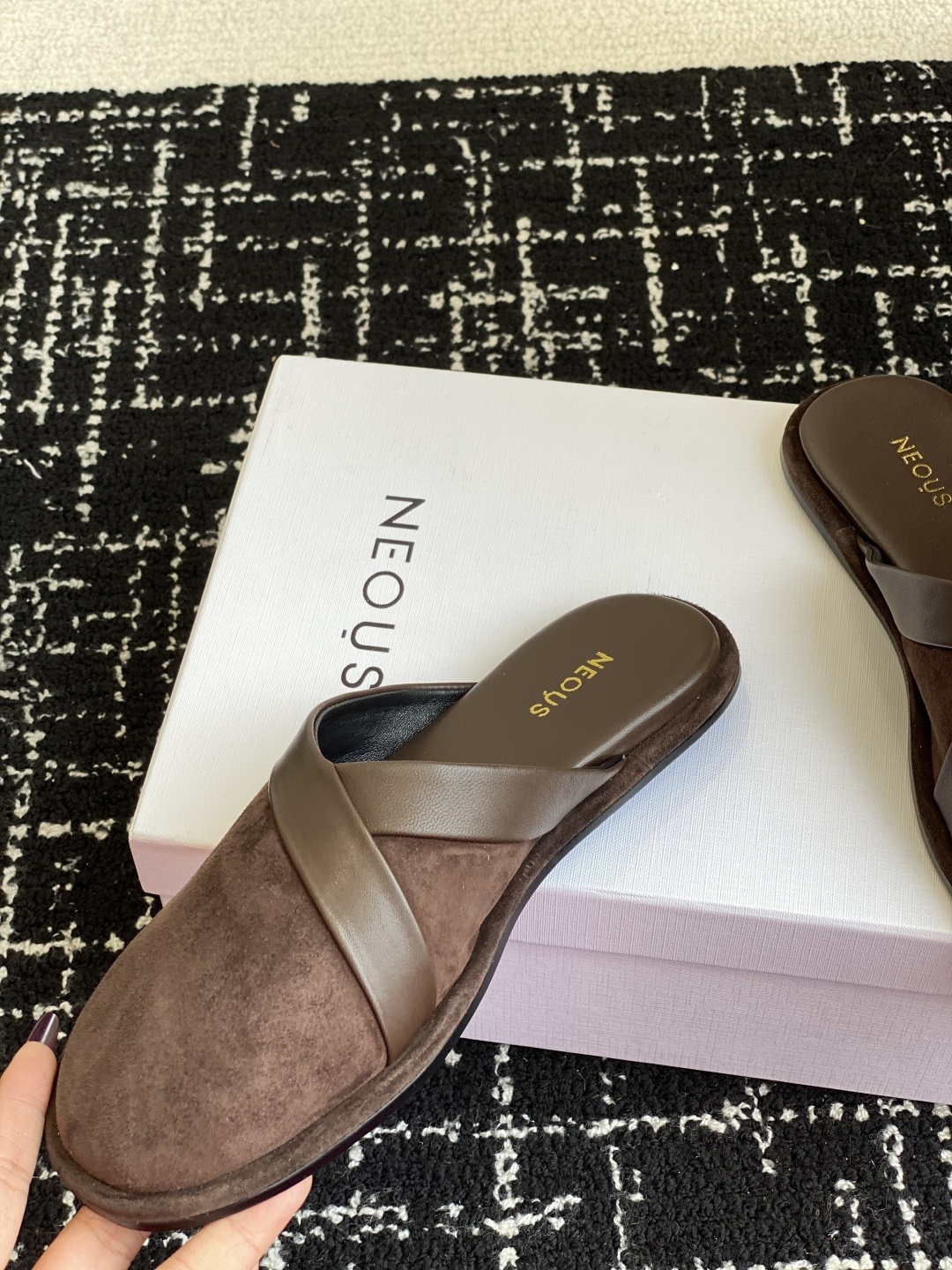 代购级
NEOUS 25ss 来自英国的小众品牌又一款 圆头拖鞋
小众伦敦鞋履品牌Neous虽然不及