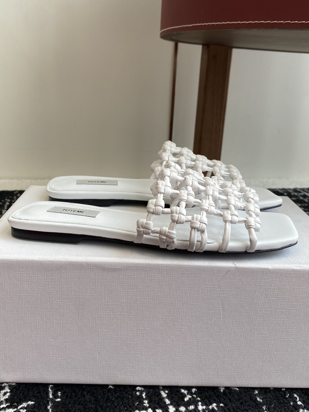 代购级Toteme 25/春夏新品 极简 编织平底 细跟拖鞋
简约的冷淡风 复古又百搭！穿在脚上 质感十