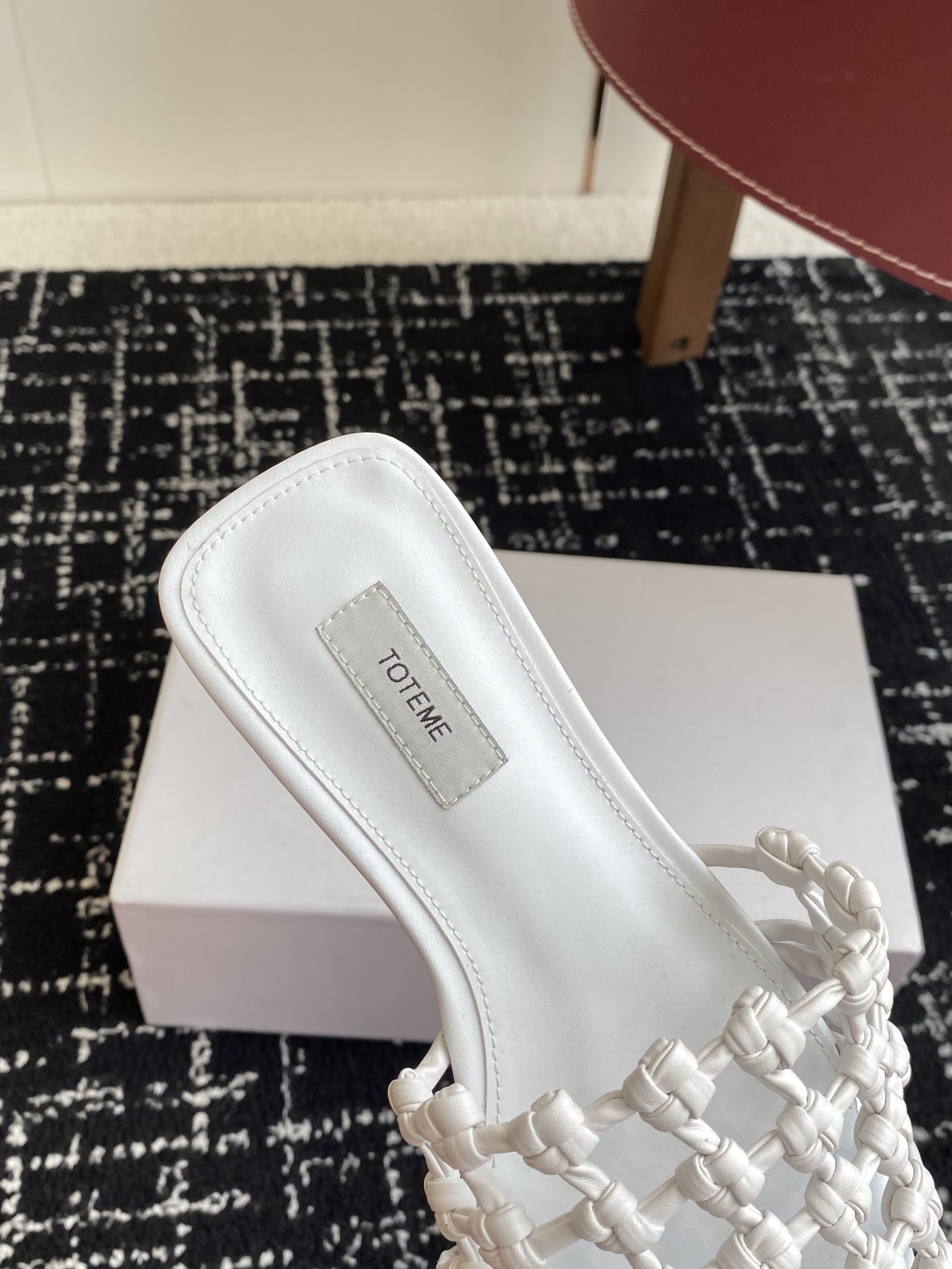 代购级Toteme 25/春夏新品 极简 编织平底 细跟拖鞋
简约的冷淡风 复古又百搭！穿在脚上 质感十