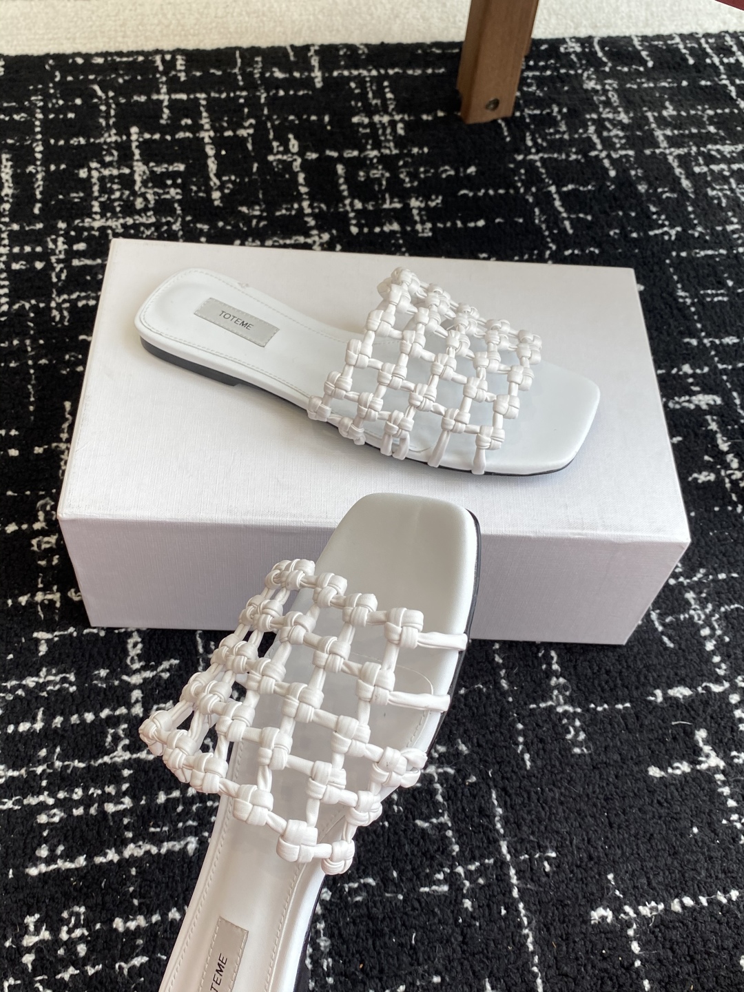 代购级Toteme 25/春夏新品 极简 编织平底 细跟拖鞋
简约的冷淡风 复古又百搭！穿在脚上 质感十