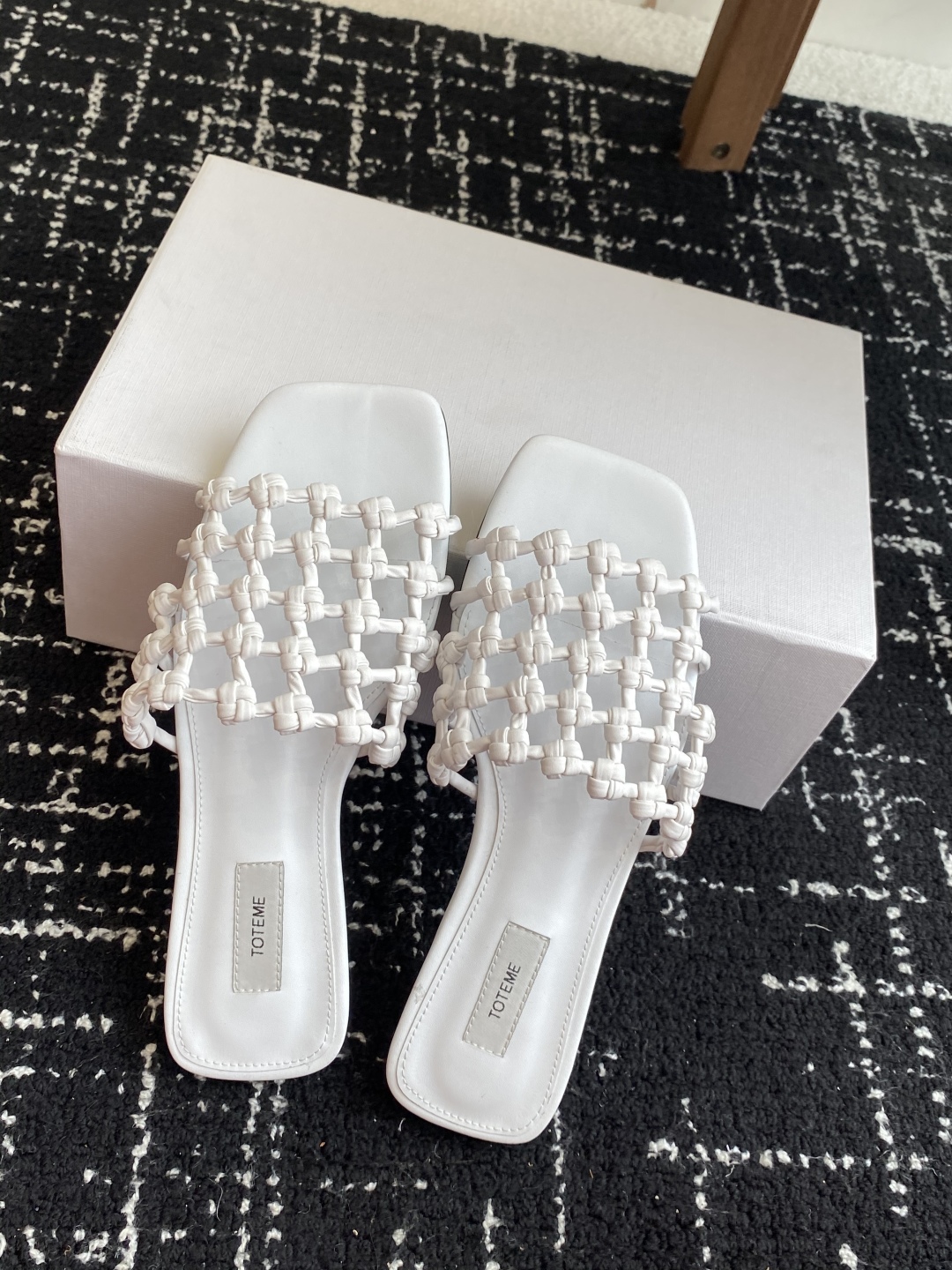 代购级Toteme 25/春夏新品 极简 编织平底 细跟拖鞋
简约的冷淡风 复古又百搭！穿在脚上 质感十