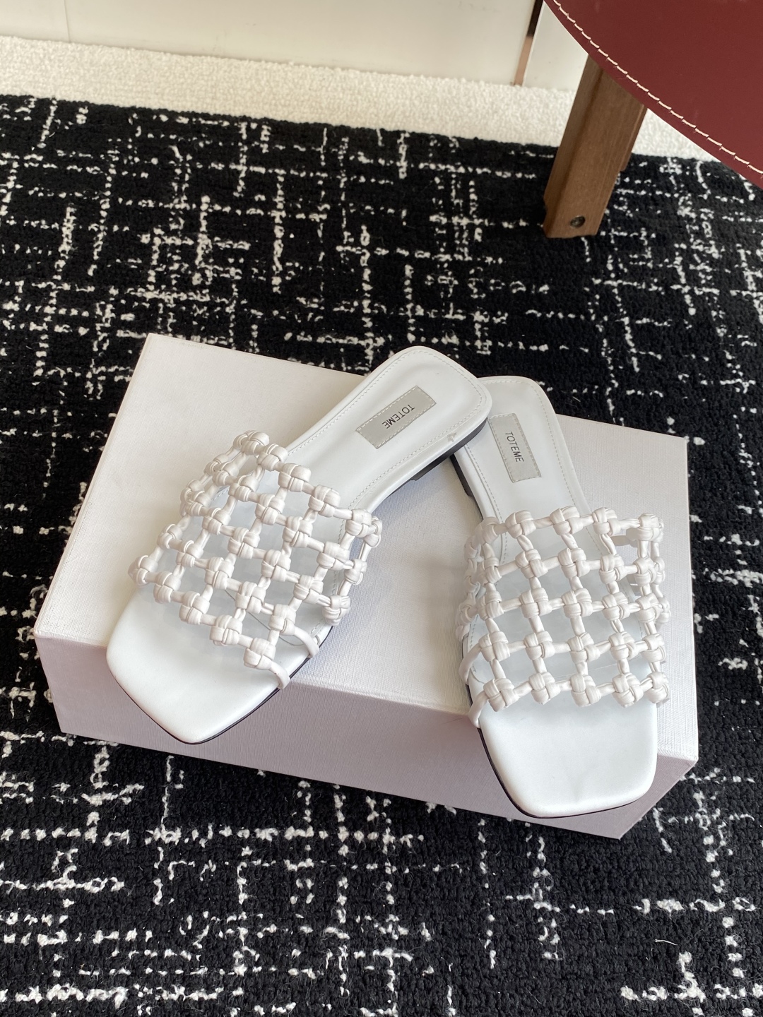 代购级Toteme 25/春夏新品 极简 编织平底 细跟拖鞋
简约的冷淡风 复古又百搭！穿在脚上 质感十