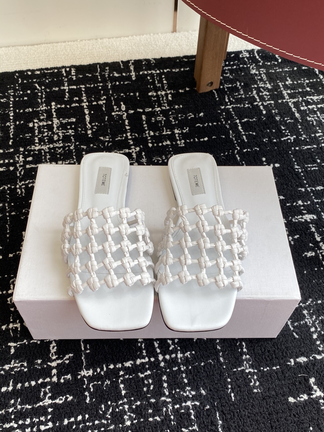代购级Toteme 25/春夏新品 极简 编织平底 细跟拖鞋
简约的冷淡风 复古又百搭！穿在脚上 质感十