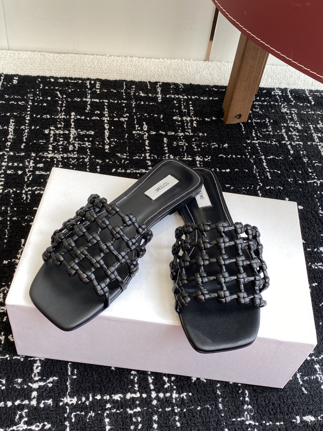 代购级Toteme 25/春夏新品 极简 编织平底 细跟拖鞋
简约的冷淡风 复古又百搭！穿在脚上 质感十