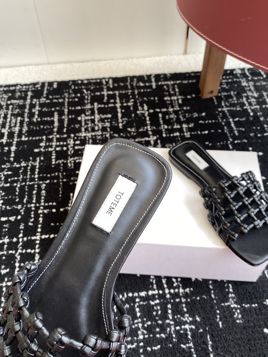 代购级Toteme 25/春夏新品 极简 编织平底 细跟拖鞋
简约的冷淡风 复古又百搭！穿在脚上 质感十