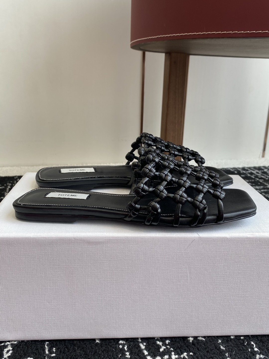 代购级Toteme 25/春夏新品 极简 编织平底 细跟拖鞋
简约的冷淡风 复古又百搭！穿在脚上 质感十