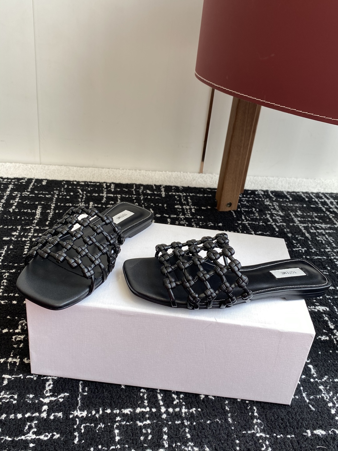 代购级Toteme 25/春夏新品 极简 编织平底 细跟拖鞋
简约的冷淡风 复古又百搭！穿在脚上 质感十