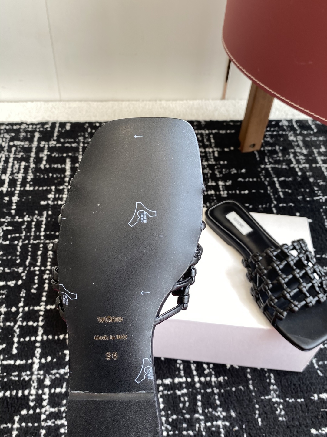 代购级Toteme 25/春夏新品 极简 编织平底 细跟拖鞋
简约的冷淡风 复古又百搭！穿在脚上 质感十