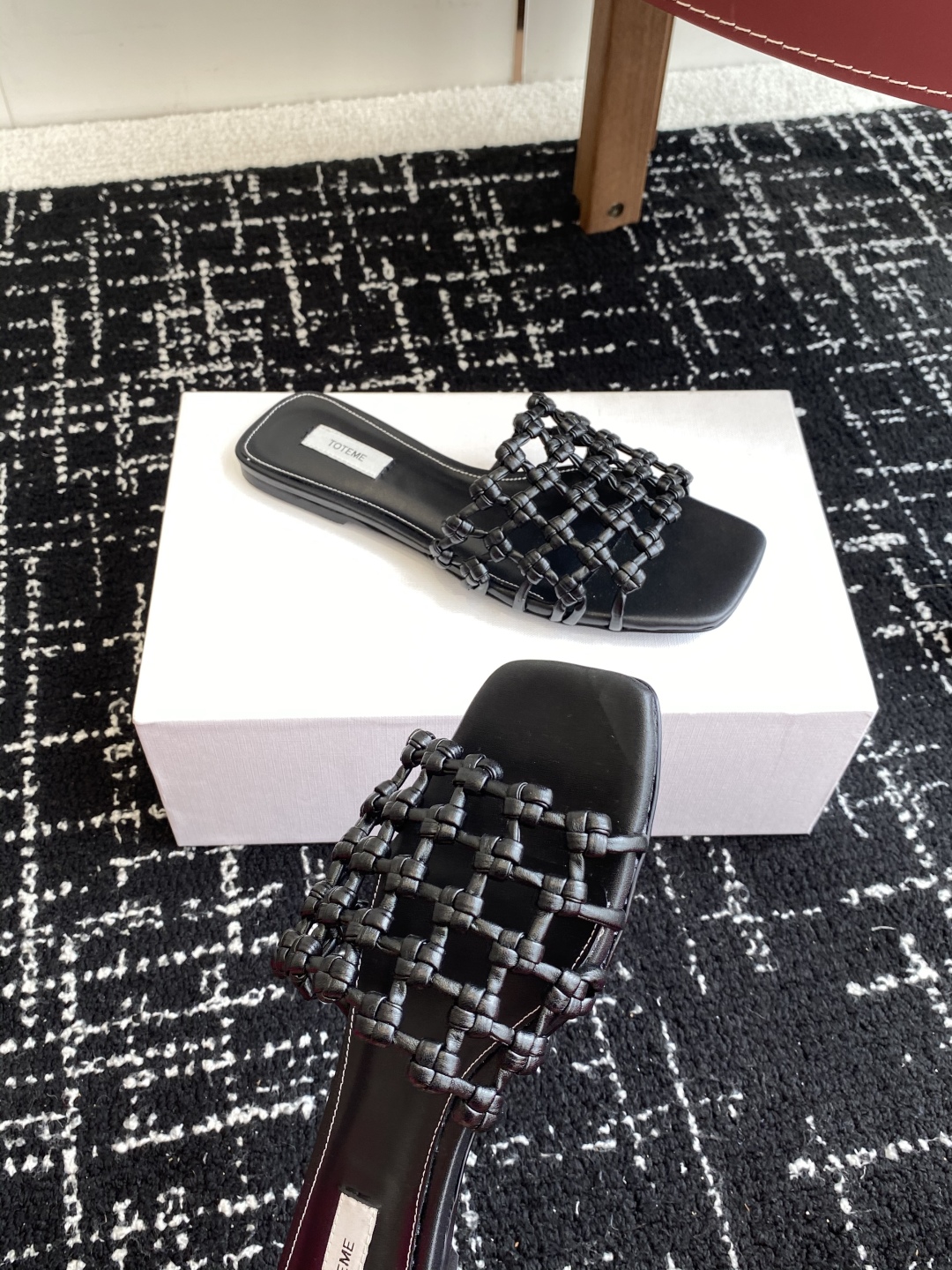 代购级Toteme 25/春夏新品 极简 编织平底 细跟拖鞋
简约的冷淡风 复古又百搭！穿在脚上 质感十