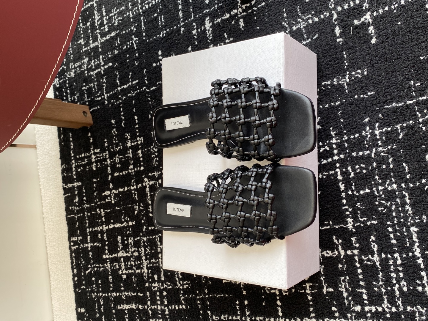 代购级Toteme 25/春夏新品 极简 编织平底 细跟拖鞋
简约的冷淡风 复古又百搭！穿在脚上 质感十