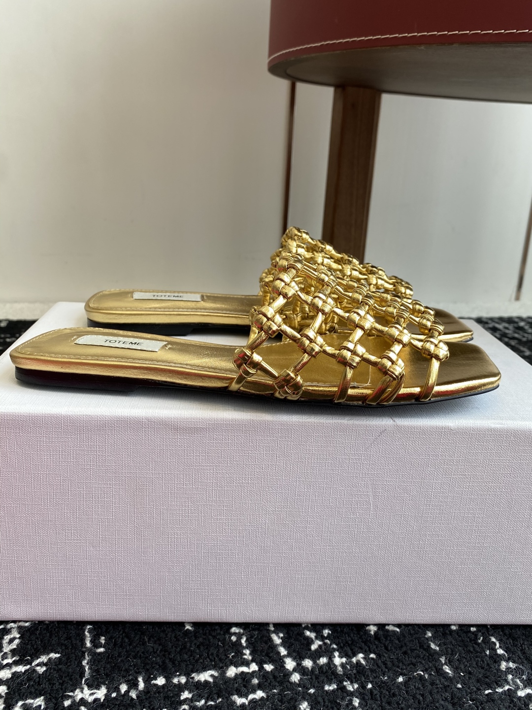 代购级Toteme 25/春夏新品 极简 编织平底 细跟拖鞋
简约的冷淡风 复古又百搭！穿在脚上 质感十