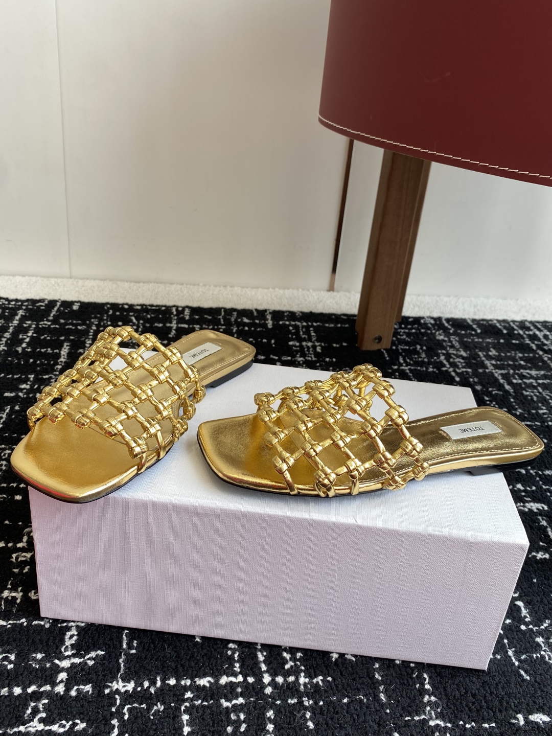 代购级Toteme 25/春夏新品 极简 编织平底 细跟拖鞋
简约的冷淡风 复古又百搭！穿在脚上 质感十