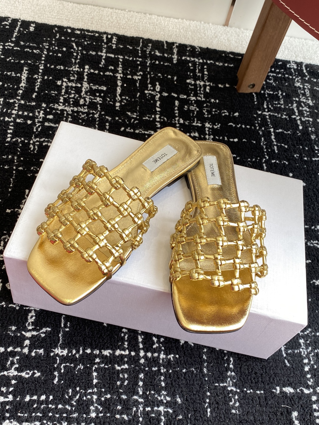 代购级Toteme 25/春夏新品 极简 编织平底 细跟拖鞋
简约的冷淡风 复古又百搭！穿在脚上 质感十