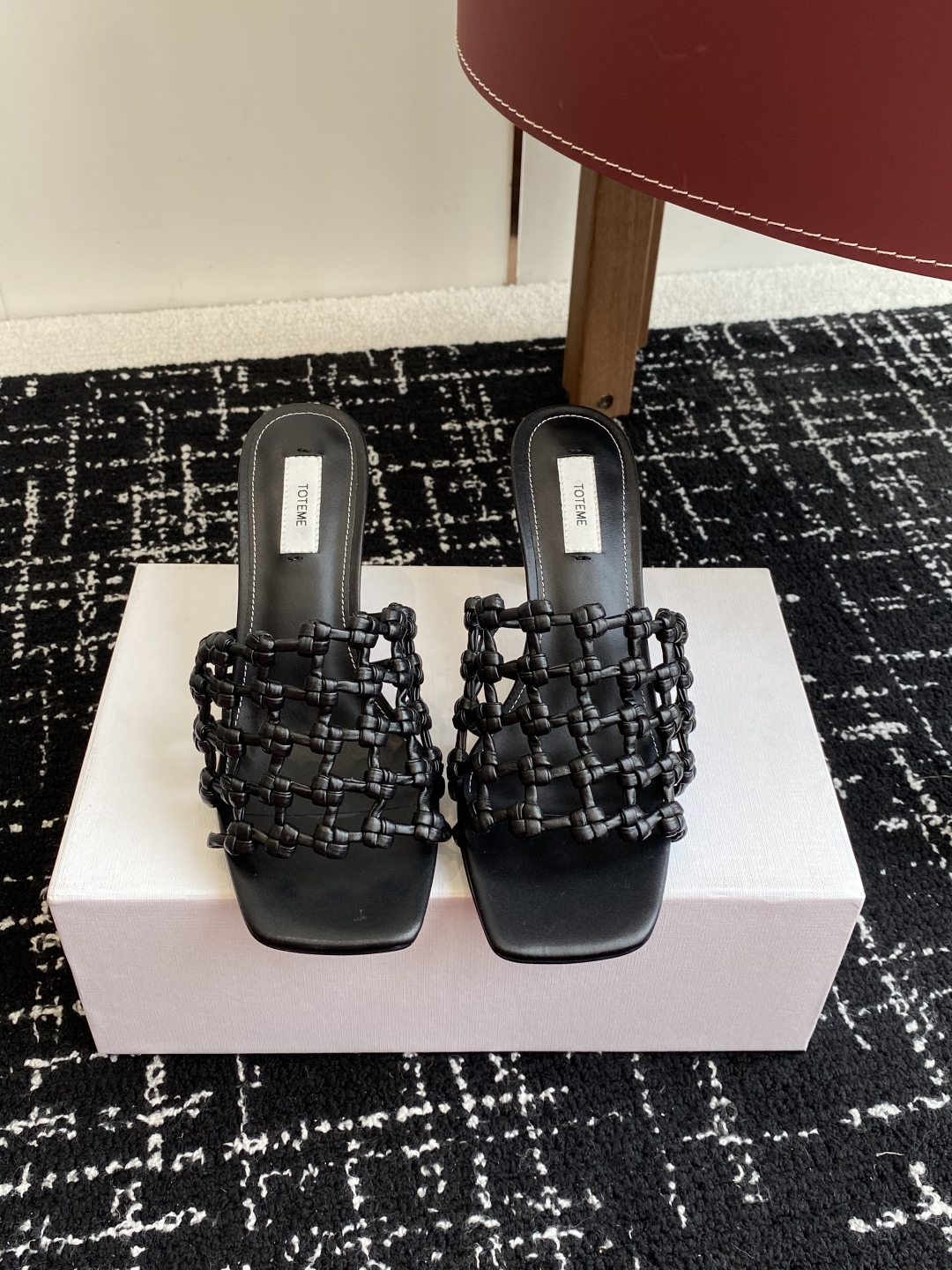 代购级Toteme 25/春夏新品 极简 编织平底 细跟拖鞋
简约的冷淡风 复古又百搭！穿在脚上 质感十