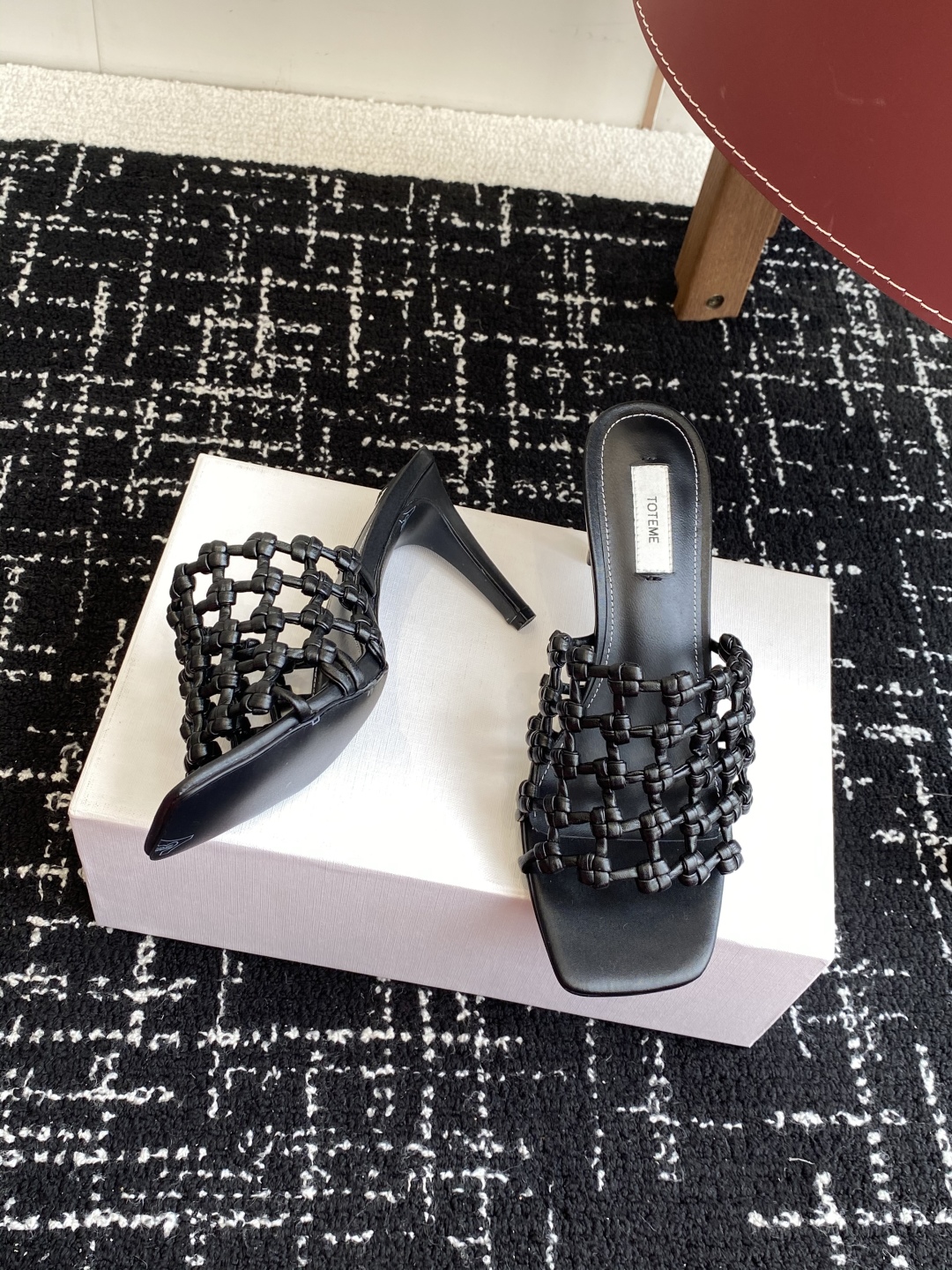 代购级Toteme 25/春夏新品 极简 编织平底 细跟拖鞋
简约的冷淡风 复古又百搭！穿在脚上 质感十