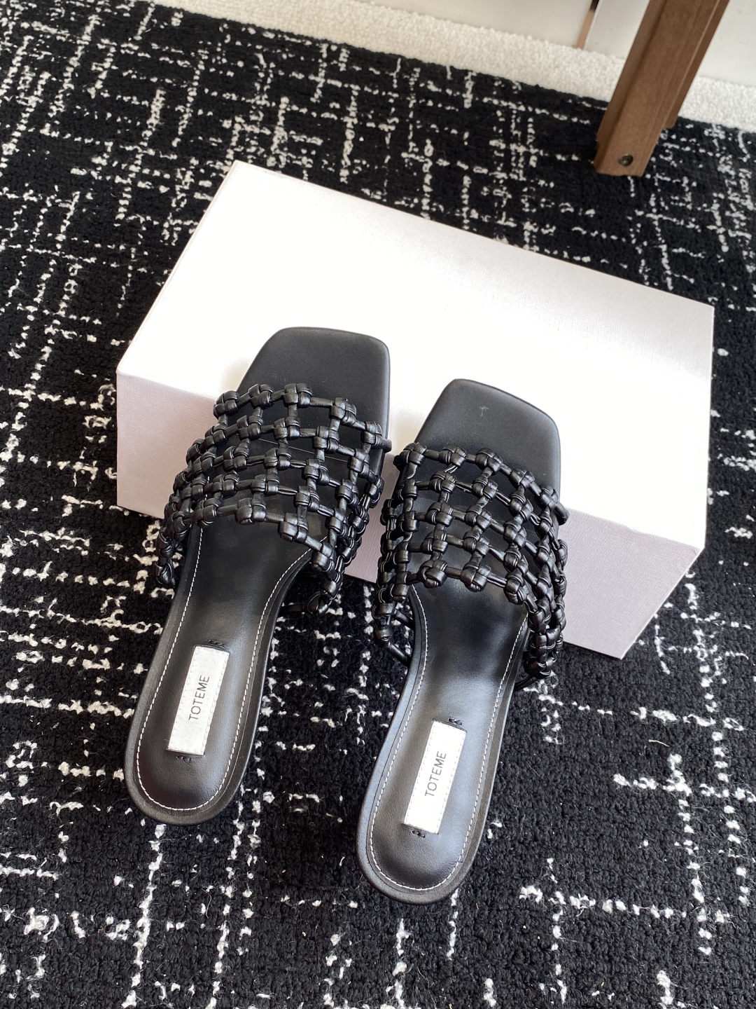 代购级Toteme 25/春夏新品 极简 编织平底 细跟拖鞋
简约的冷淡风 复古又百搭！穿在脚上 质感十