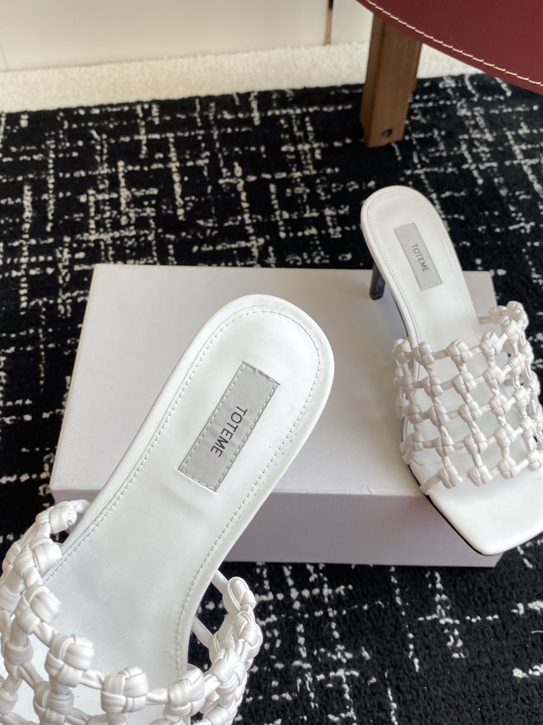 代购级Toteme 25/春夏新品 极简 编织平底 细跟拖鞋
简约的冷淡风 复古又百搭！穿在脚上 质感十