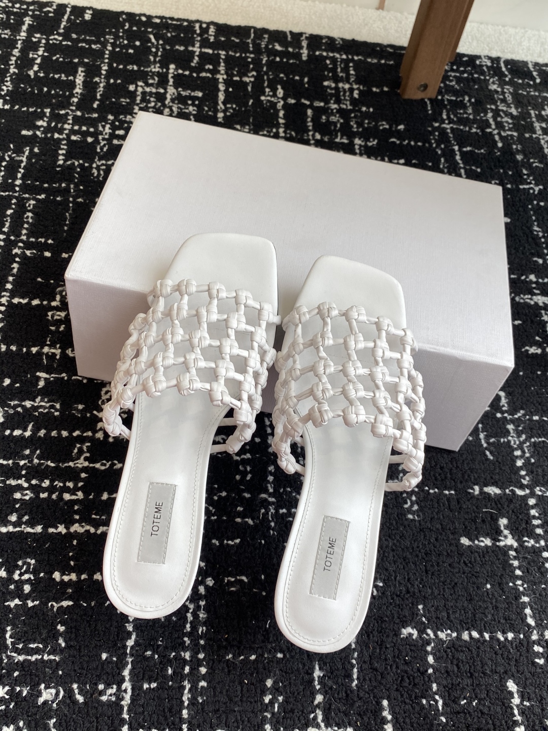 代购级Toteme 25/春夏新品 极简 编织平底 细跟拖鞋
简约的冷淡风 复古又百搭！穿在脚上 质感十
