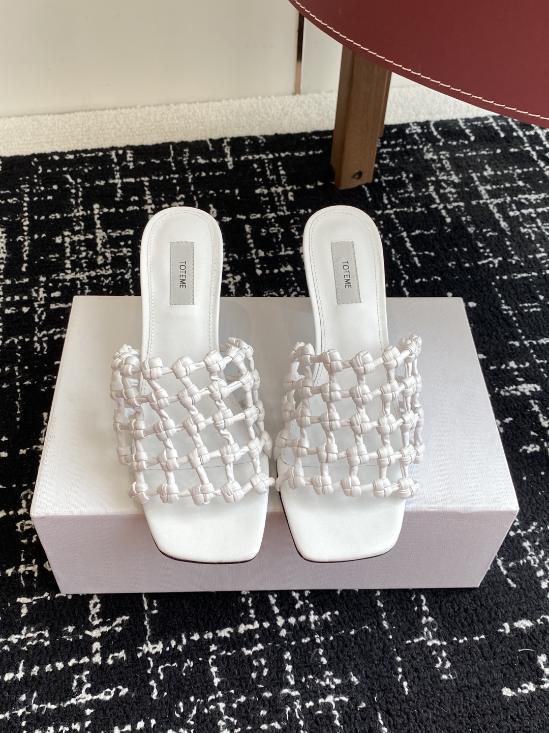 代购级Toteme 25/春夏新品 极简 编织平底 细跟拖鞋
简约的冷淡风 复古又百搭！穿在脚上 质感十