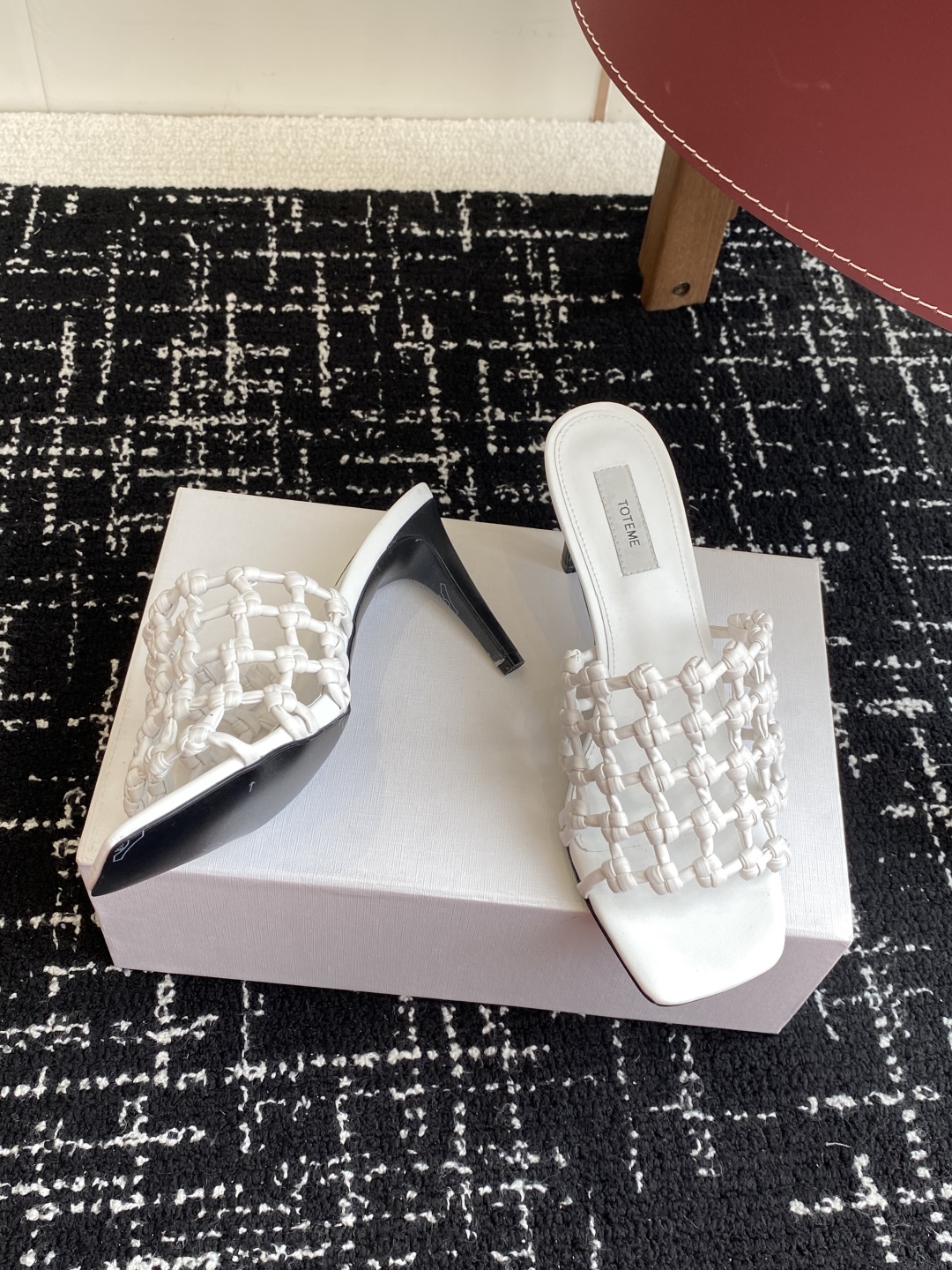 代购级Toteme 25/春夏新品 极简 编织平底 细跟拖鞋
简约的冷淡风 复古又百搭！穿在脚上 质感十