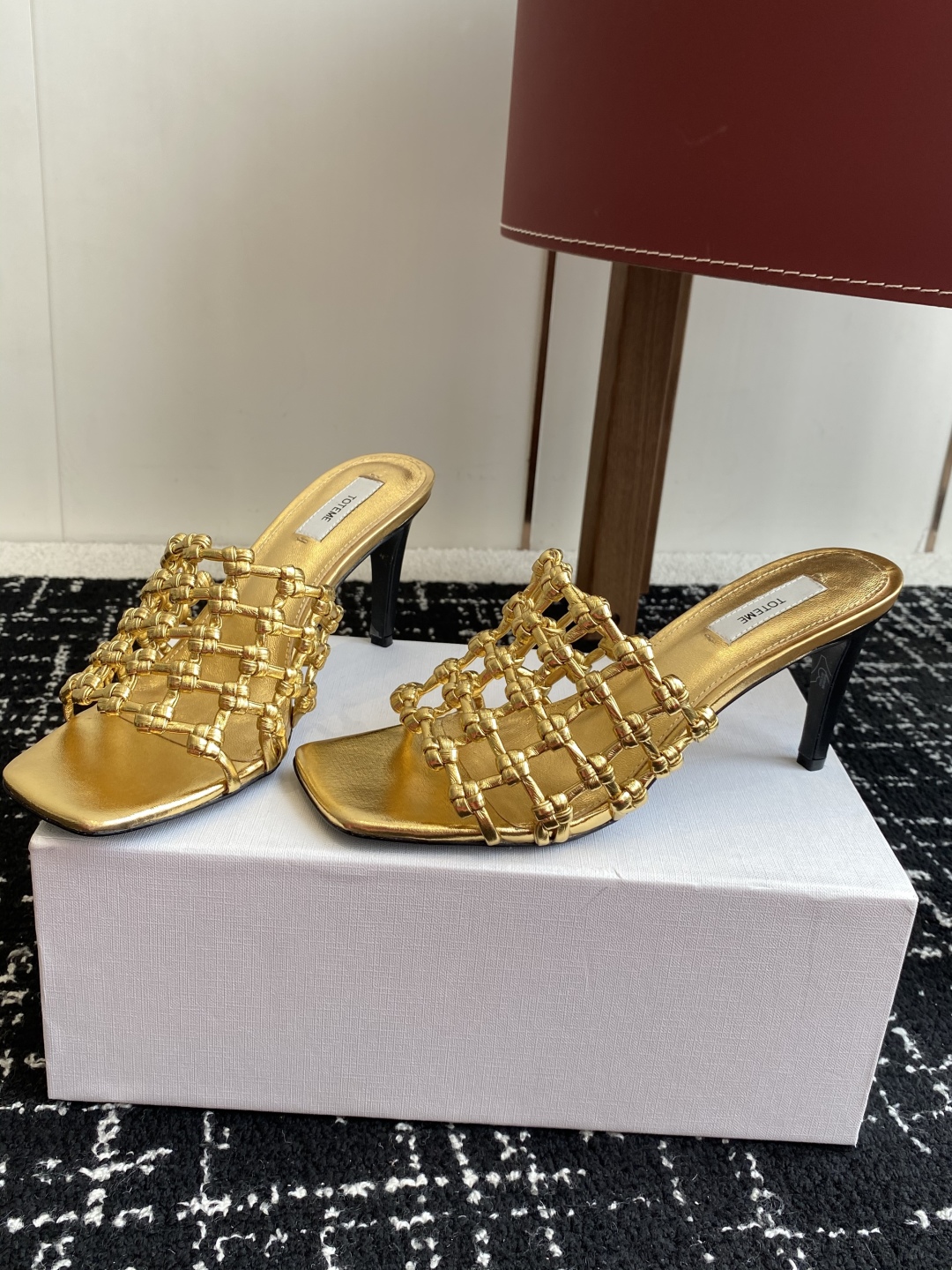 代购级Toteme 25/春夏新品 极简 编织平底 细跟拖鞋
简约的冷淡风 复古又百搭！穿在脚上 质感十