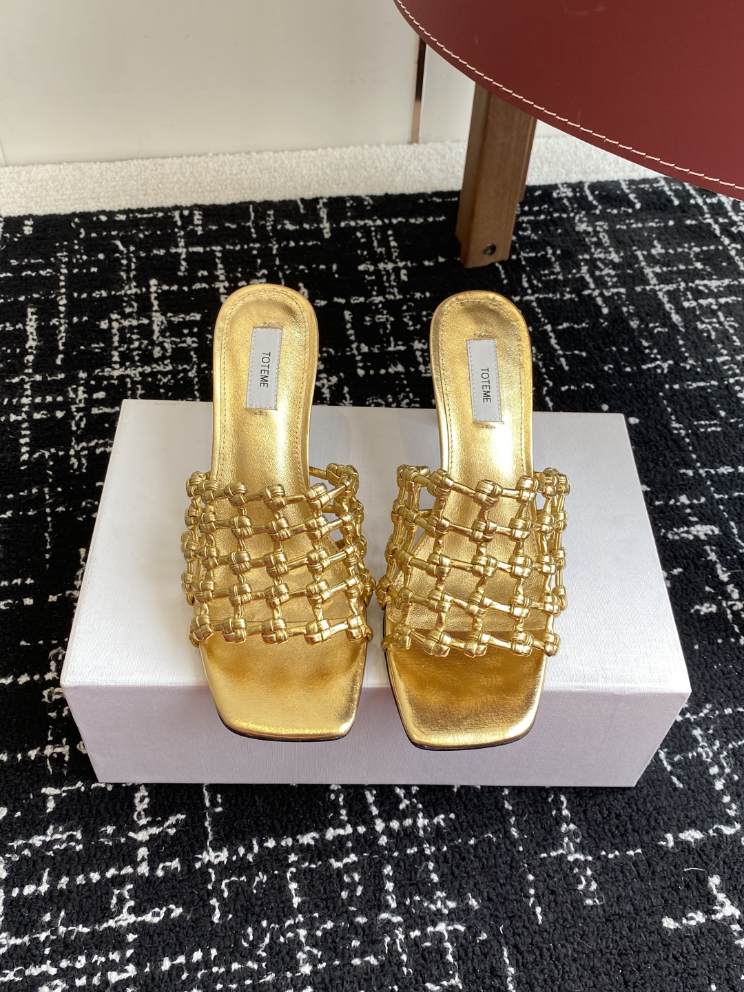 代购级Toteme 25/春夏新品 极简 编织平底 细跟拖鞋
简约的冷淡风 复古又百搭！穿在脚上 质感十