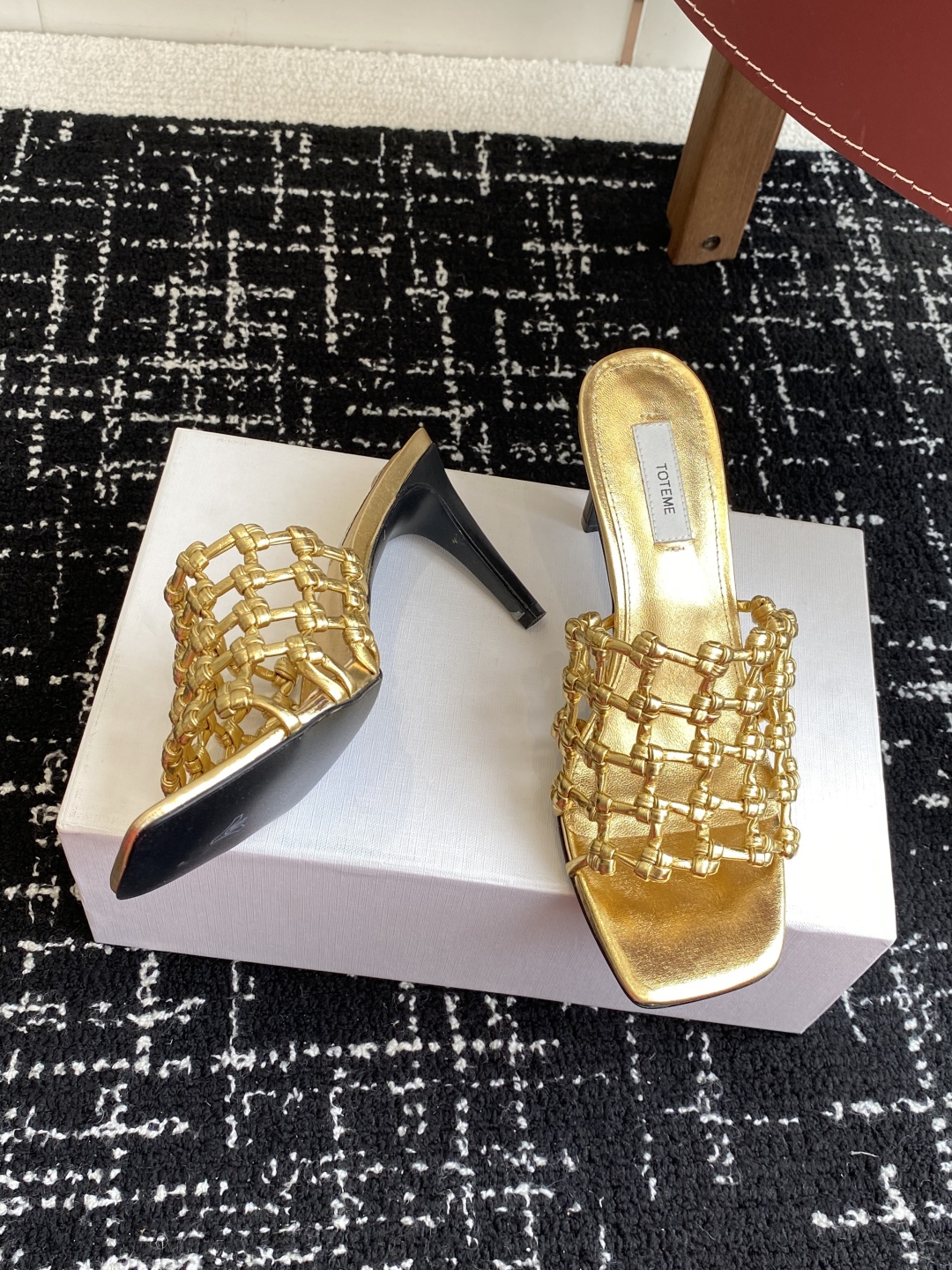 代购级Toteme 25/春夏新品 极简 编织平底 细跟拖鞋
简约的冷淡风 复古又百搭！穿在脚上 质感十