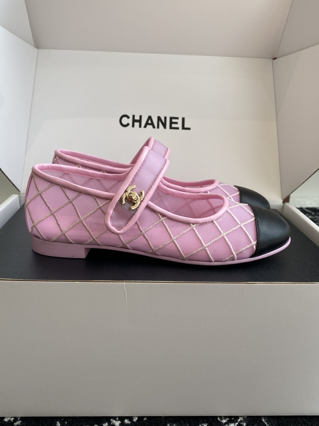 代购级(⚠️官网同步✈️盒包装)
CHANEL小香 25ss 春夏 透气网面 芭蕾舞鞋 宛如女神脖子上的