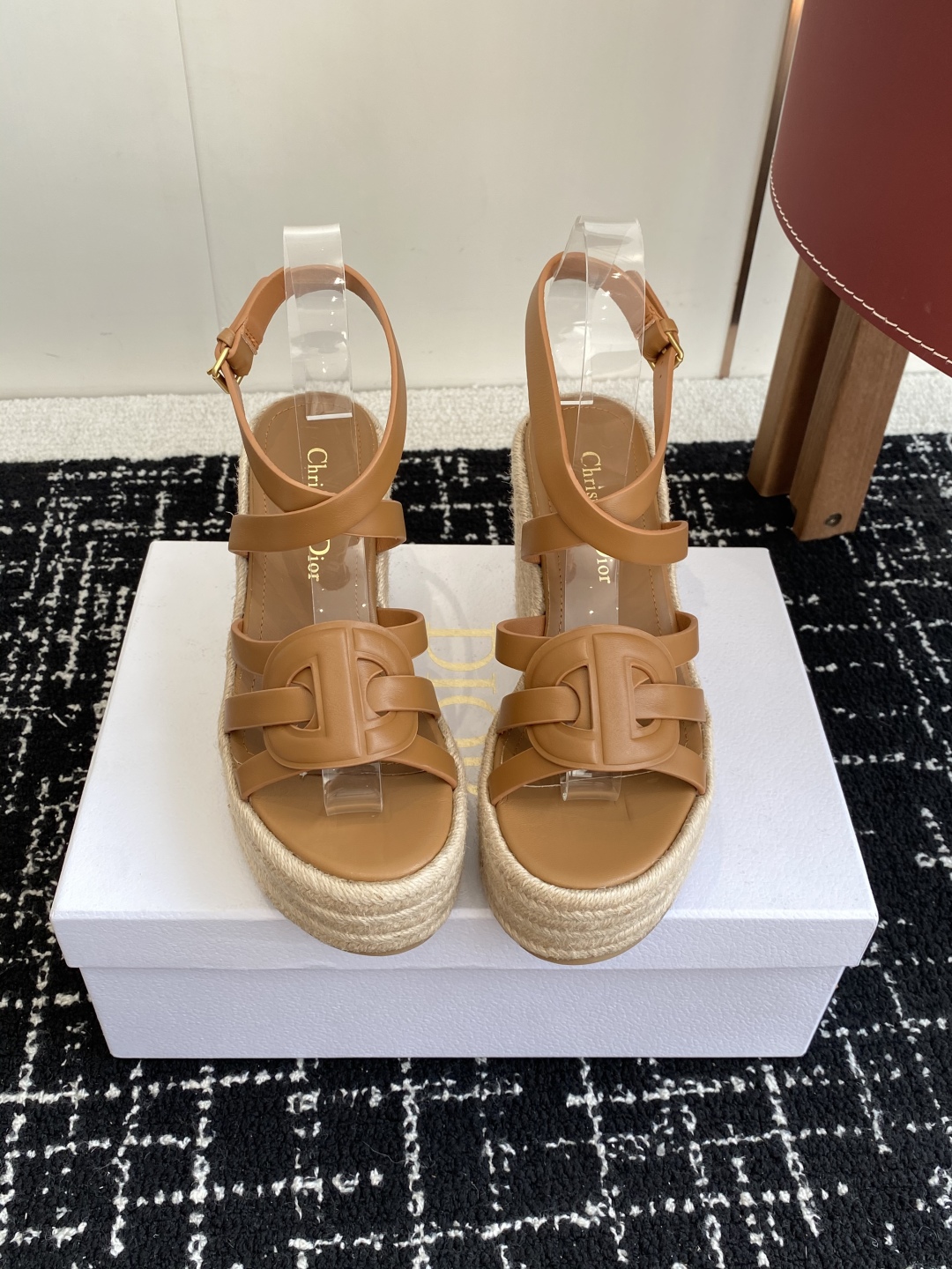 代购级
Dior 迪奥 25ss 夏季高版本新款 厚底拖鞋

简约超级百搭. 上脚完美奢华可任意搭配春夏