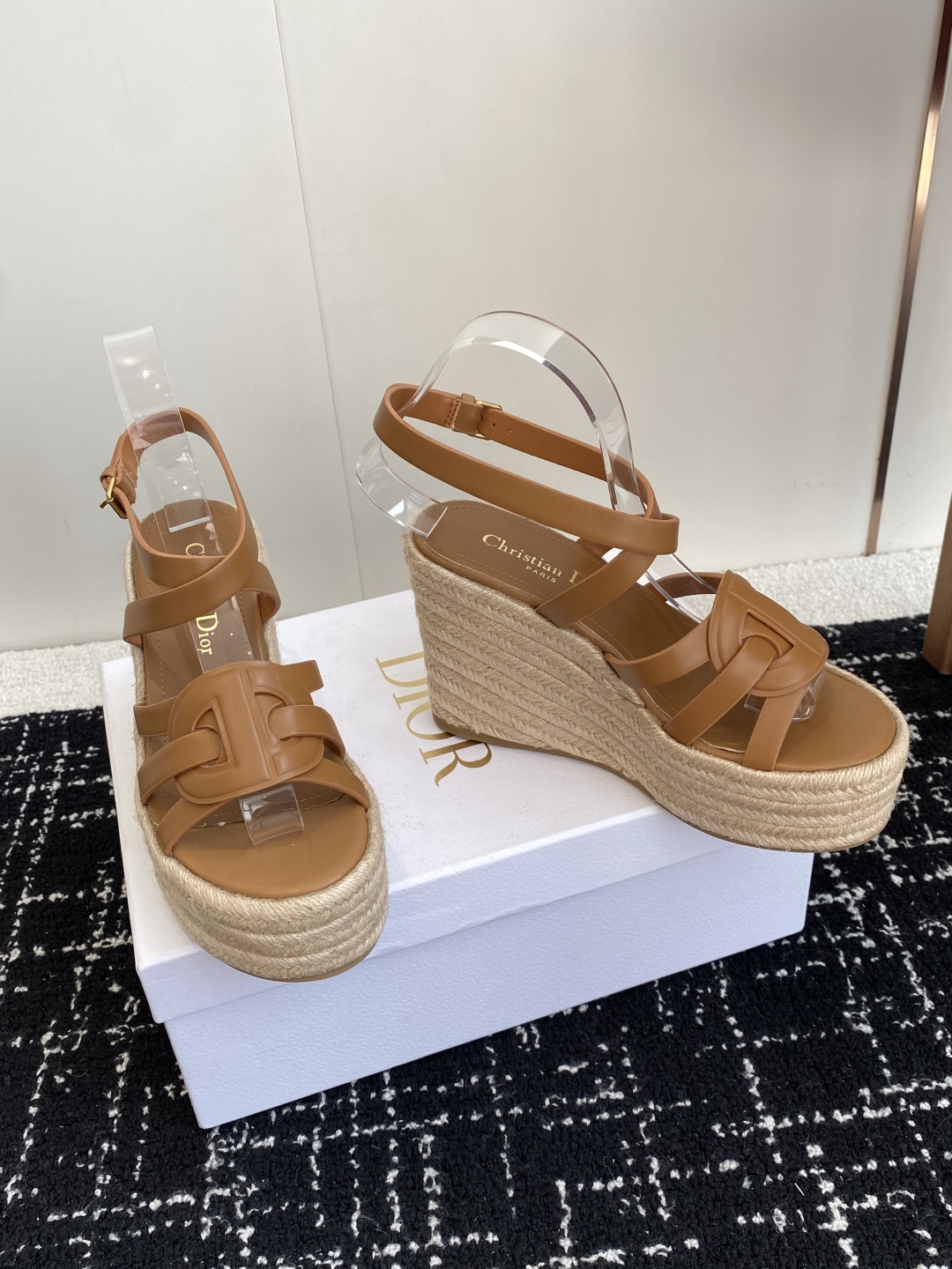 代购级
Dior 迪奥 25ss 夏季高版本新款 厚底拖鞋

简约超级百搭. 上脚完美奢华可任意搭配春夏