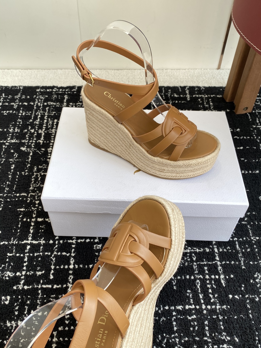 代购级
Dior 迪奥 25ss 夏季高版本新款 厚底拖鞋

简约超级百搭. 上脚完美奢华可任意搭配春夏