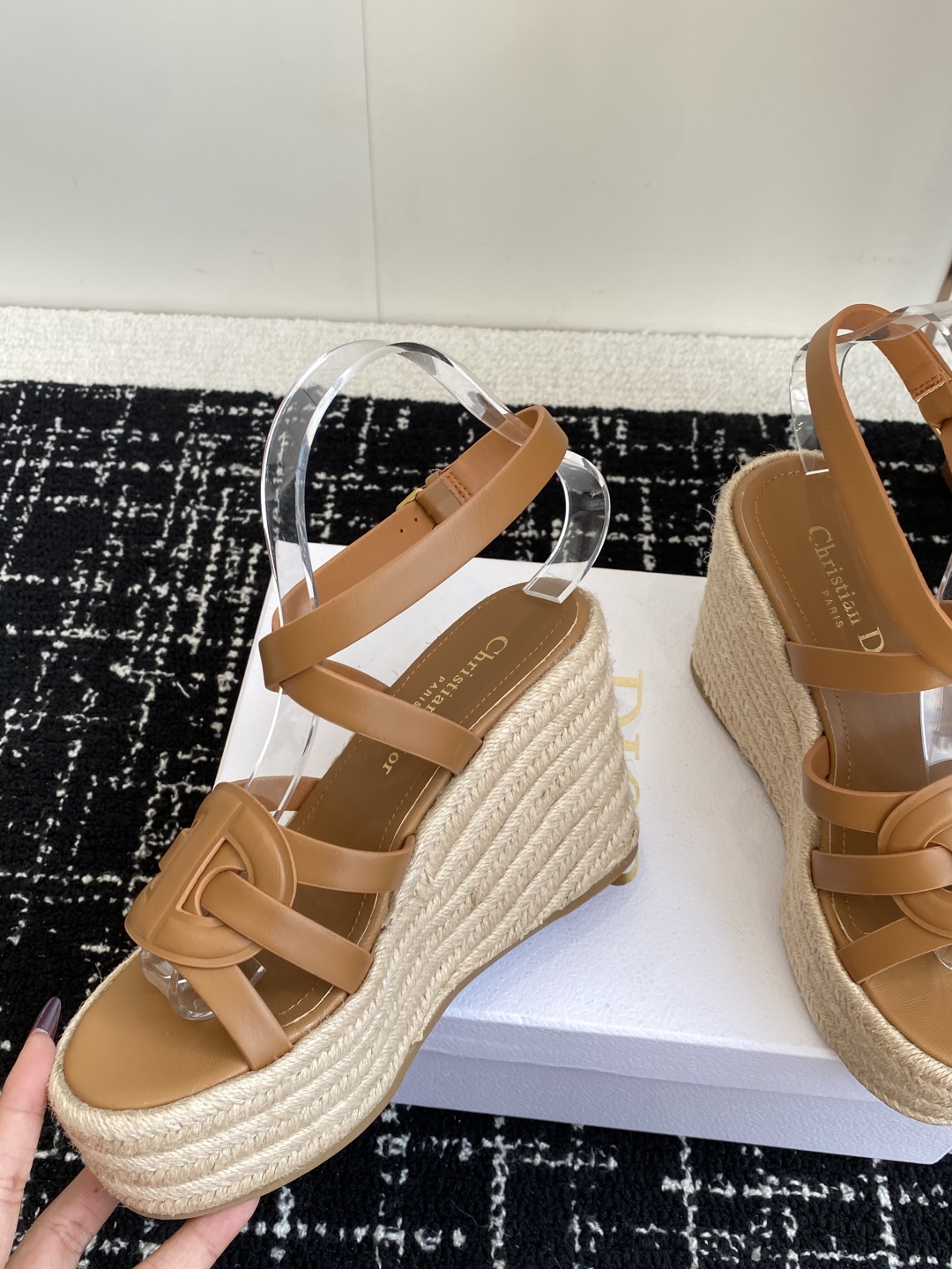 代购级
Dior 迪奥 25ss 夏季高版本新款 厚底拖鞋

简约超级百搭. 上脚完美奢华可任意搭配春夏