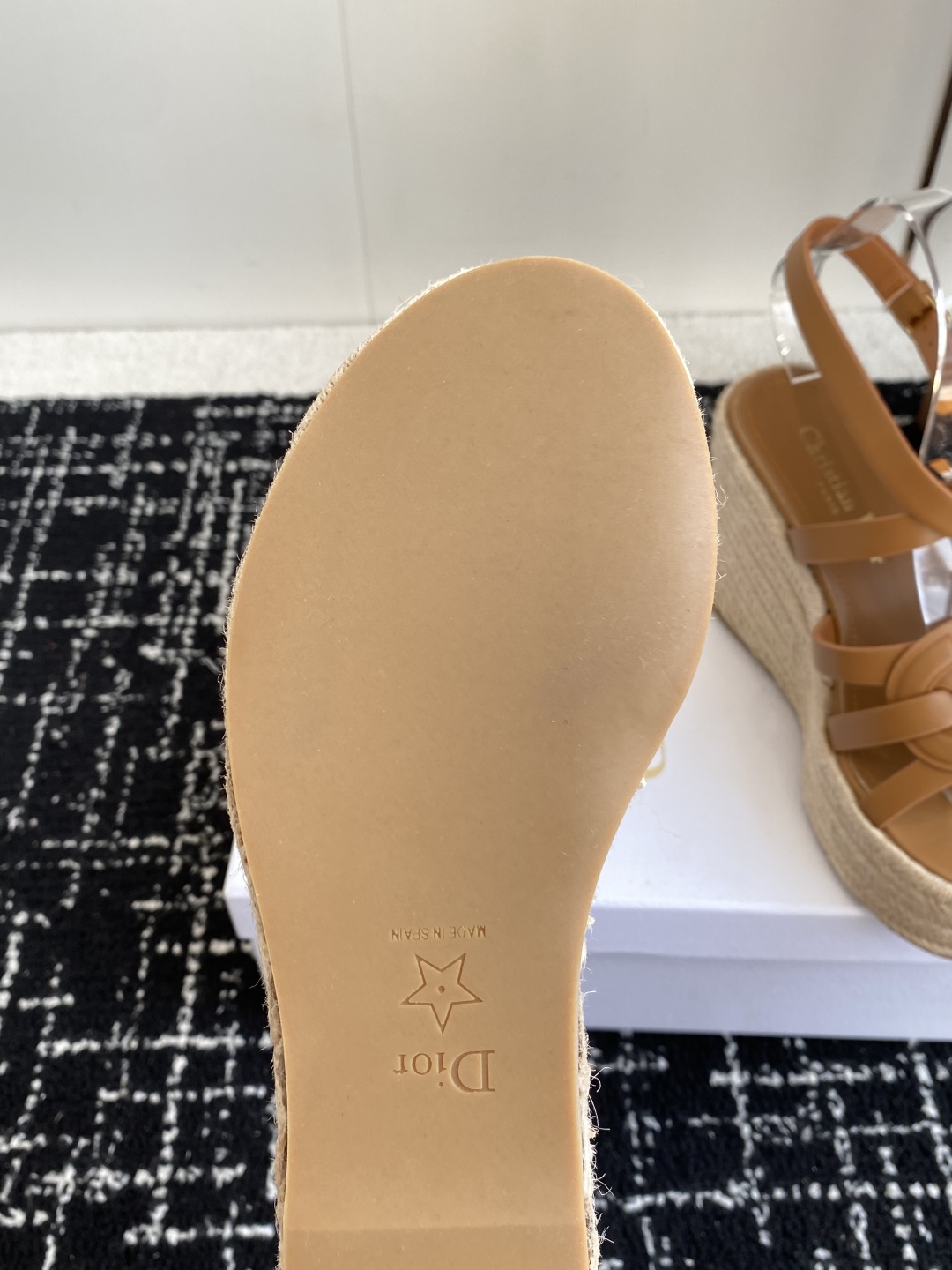 代购级
Dior 迪奥 25ss 夏季高版本新款 厚底拖鞋

简约超级百搭. 上脚完美奢华可任意搭配春夏