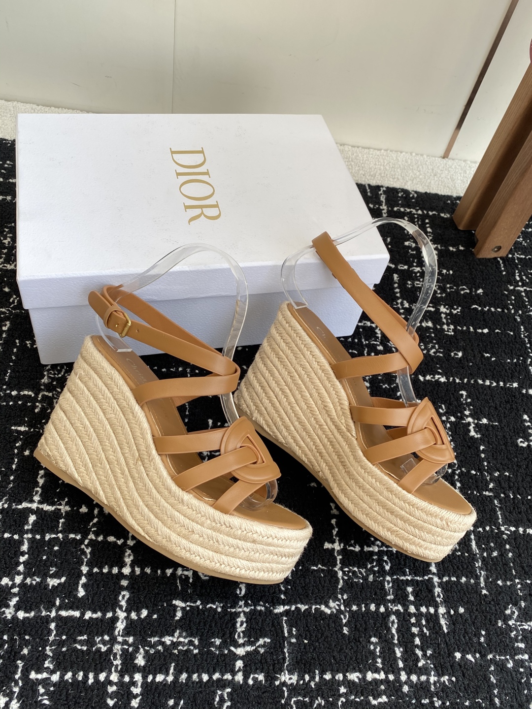 代购级
Dior 迪奥 25ss 夏季高版本新款 厚底拖鞋

简约超级百搭. 上脚完美奢华可任意搭配春夏