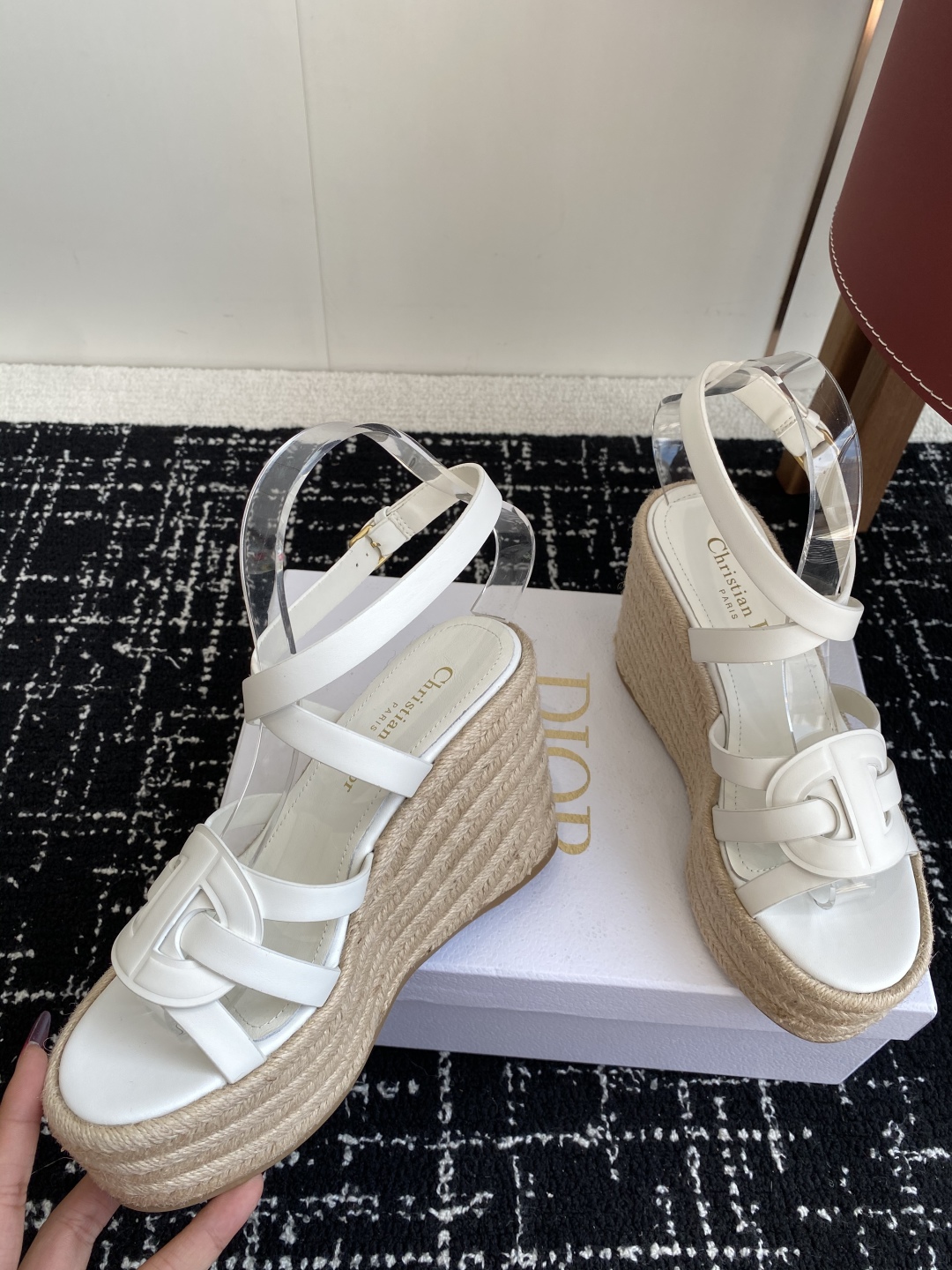 代购级
Dior 迪奥 25ss 夏季高版本新款 厚底拖鞋

简约超级百搭. 上脚完美奢华可任意搭配春夏