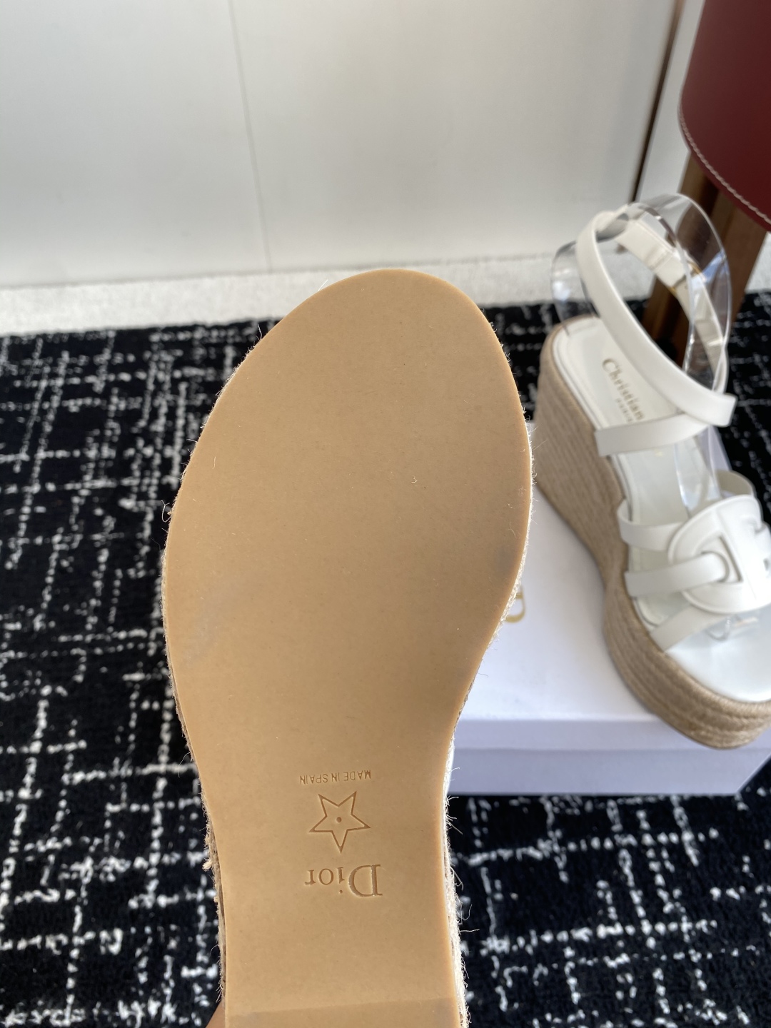 代购级
Dior 迪奥 25ss 夏季高版本新款 厚底拖鞋

简约超级百搭. 上脚完美奢华可任意搭配春夏